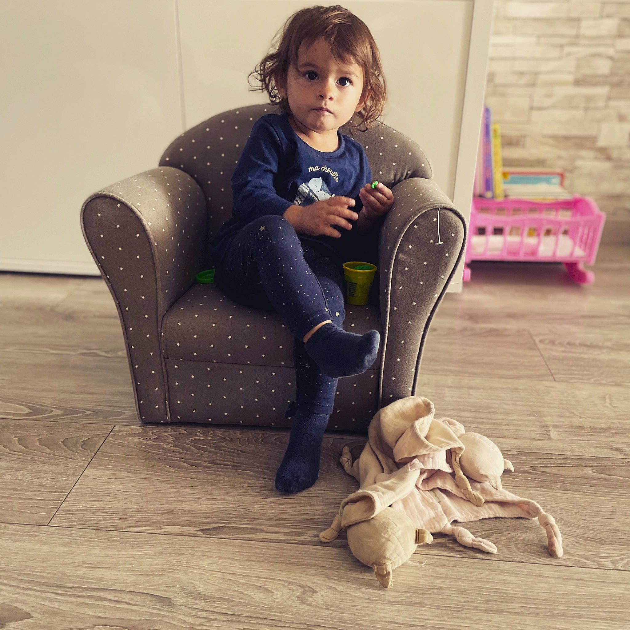 Mia a rejoint le concours — aidez-le/la à gagner de superbes lots ! chair, comfort, fawn, floor, flooring, foot, happy, hardwood, human_leg, joint, knee, laminate_flooring, leg, person, shoe, sleeve, sneakers, thigh, waist, wood