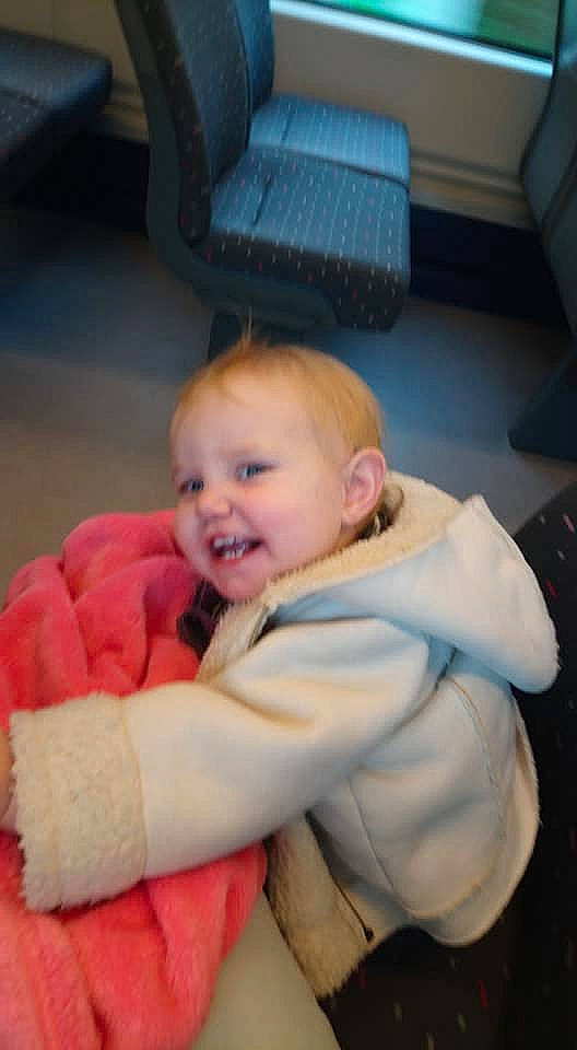 Sörénne a rejoint le concours — aidez-le/la à gagner de superbes lots ! arm, cheek, child, day, ear, finger, fun, girl, hand, head, infant, joy, leg, mouth, person, play, product, sitting, skin, smile