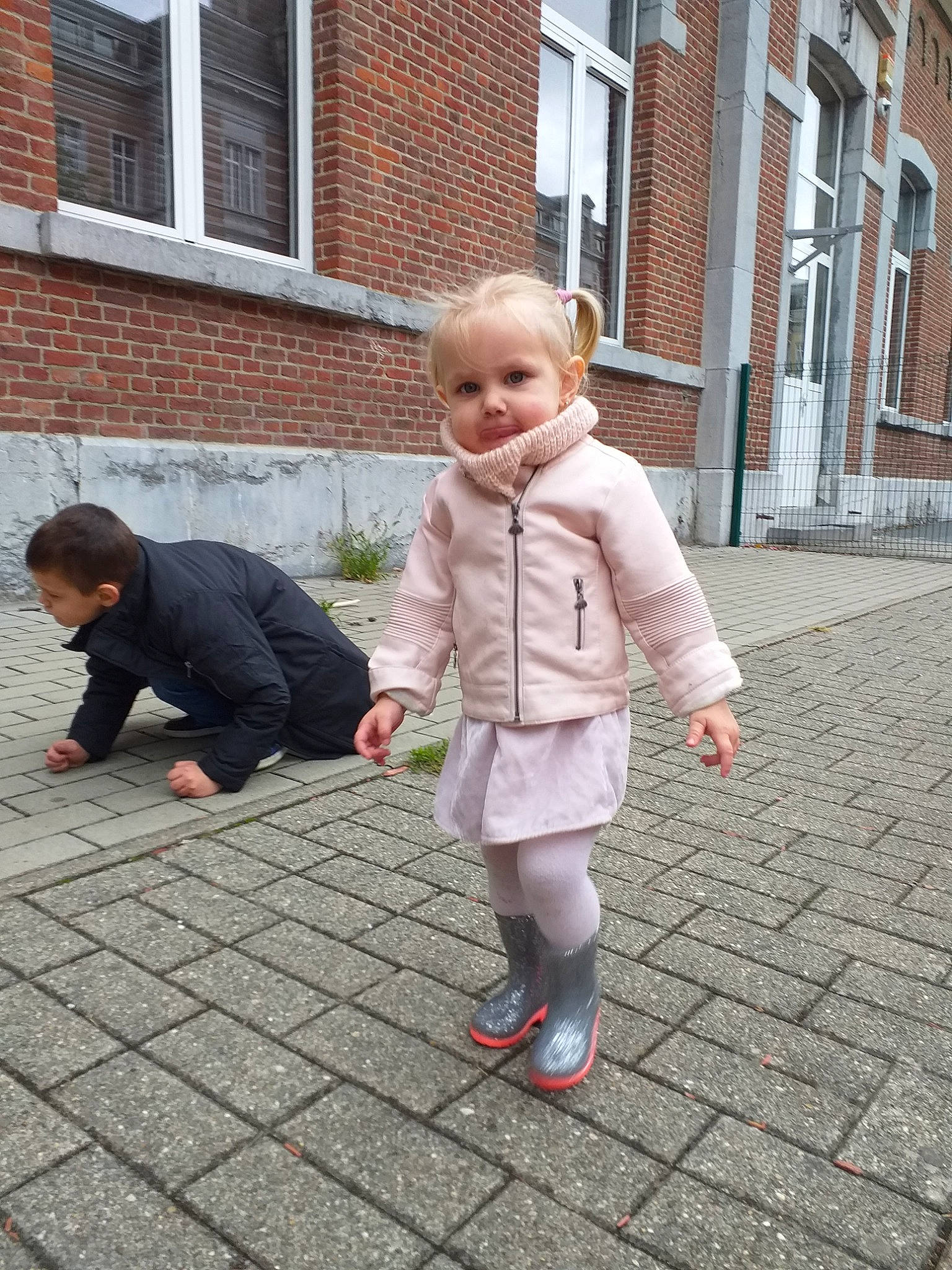 Sörénne participe au concours pour gagner de l'argent avec cette photo : child, cobblestone, person, road_surface, shoe, snapshot, standing, toddler, walking