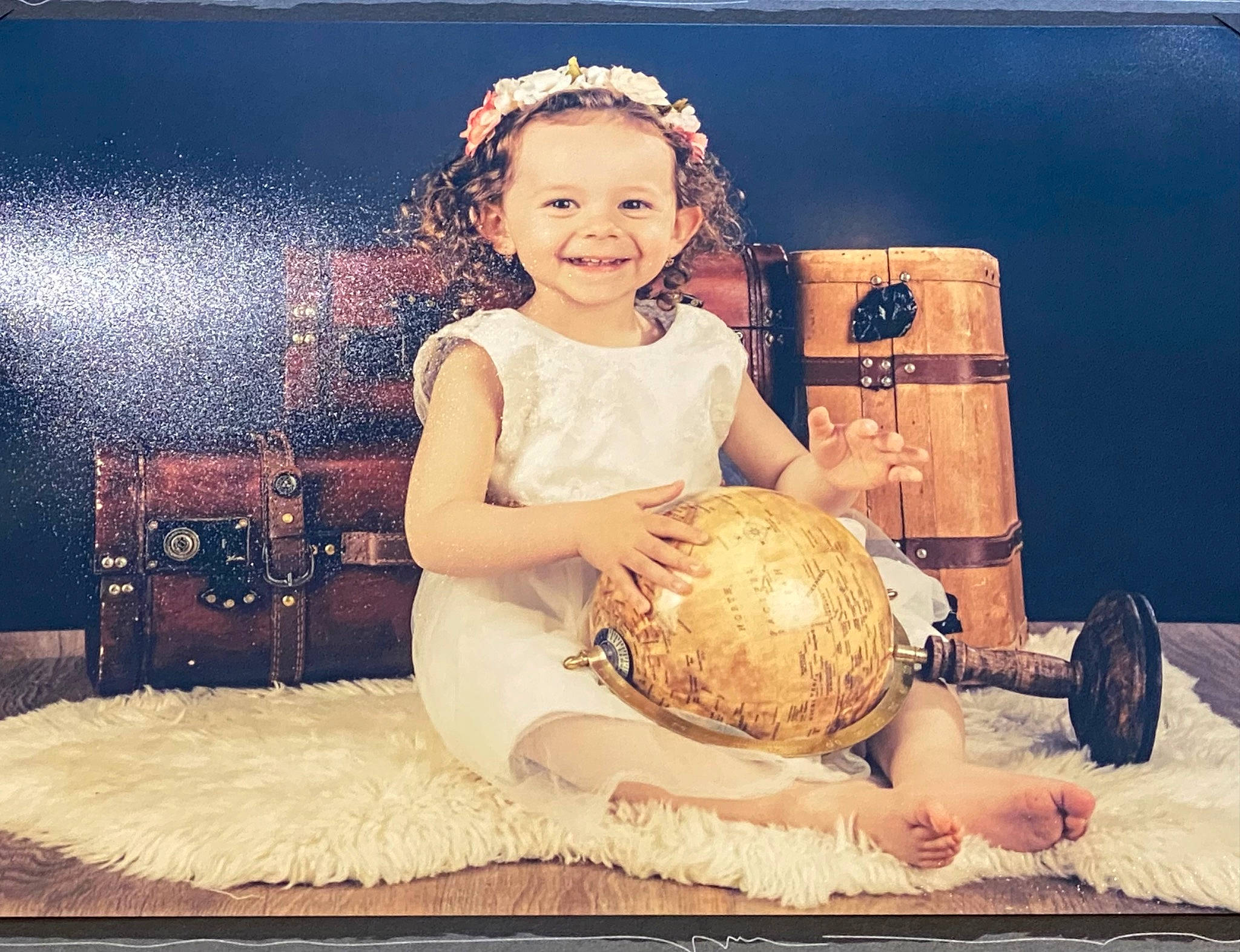 Lya participe au concours pour gagner de l'argent avec cette photo : chair, child, event, fashion_accessory, fashion_design, flash_photography, formal_wear, fun, happy, headpiece, jewellery, joy, person, portrait_photography, room, sitting, smile, still_life_photography, stock_photography, toddler