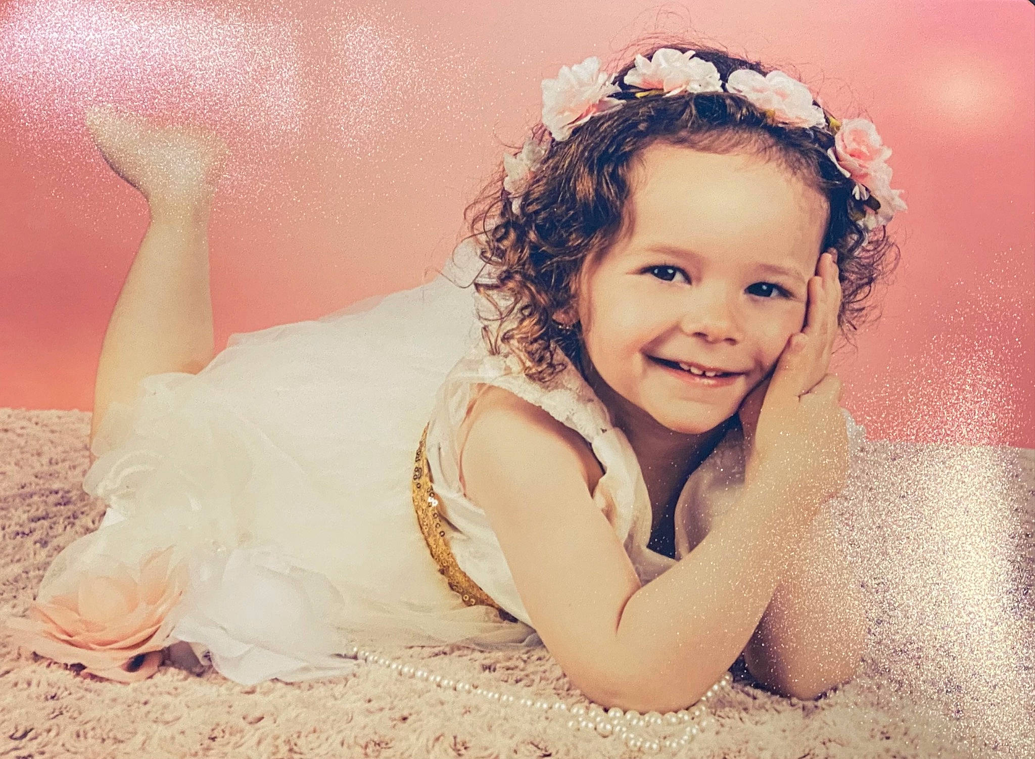 Lya participe au concours pour gagner de l'argent avec cette photo : blond, brown_hair, child, fashion_accessory, flash_photography, fun, gesture, grass, hair, hair_accessory, happy, headband, headpiece, human_leg, iris, joy, laugh, people_in_nature, person, skin