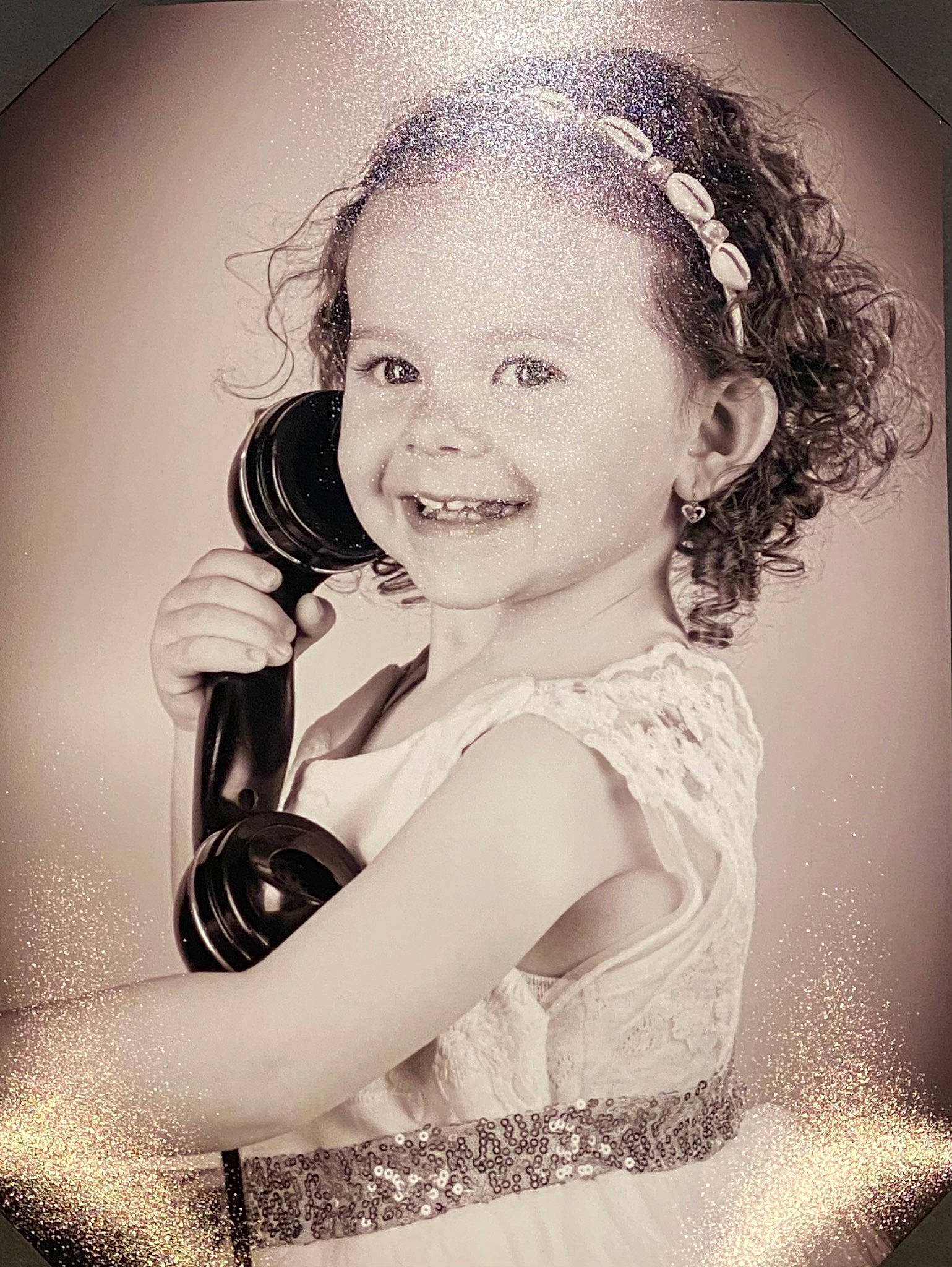 Lya participe au concours pour gagner de l'argent avec cette photo : audio_equipment, child, eyelash, fashion_accessory, flash_photography, fun, hair_tie, happy, headband, headpiece, iris, jewellery, joy, long_hair, microphone, monochrome, monochrome_photography, person, smile, style