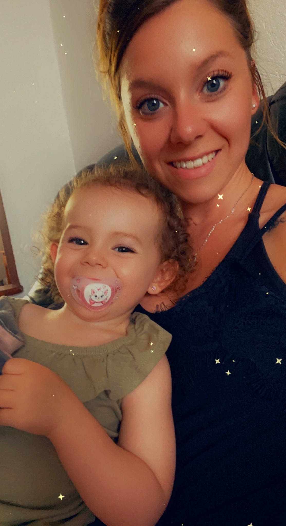 Lya participe au concours pour gagner de l'argent avec cette photo : arm, cheek, chin, ear, eye, eyebrow, eyelash, face, facial_expression, forehead, hair, head, joy, lip, mouth, neck, nose, organ, person, shoulder