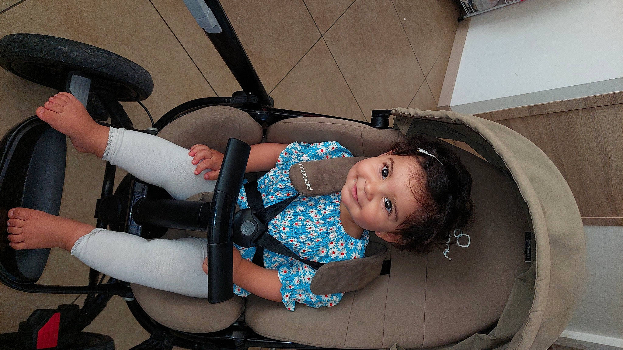 Nassima participe au concours pour gagner de l'argent avec cette photo : auto_part, automotive_design, automotive_exterior, automotive_tire, automotive_wheel_system, baby, baby_carriage, baby_products, car_seat, child, comfort, fun, joy, motor_vehicle, person, recreation, smile, tire, toddler, vehicle