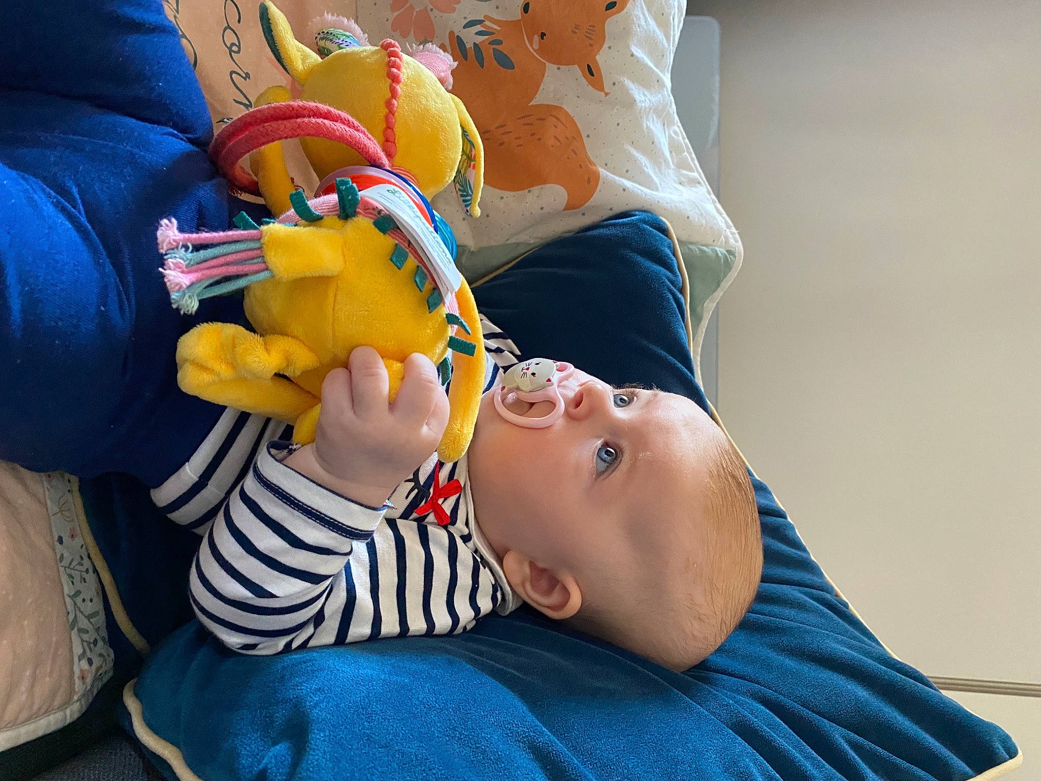 Louise participe au concours pour gagner de l'argent avec cette photo : abdomen, chair, child, comfort, elbow, finger, fun, gesture, happy, hat, jeans, joint, knee, leg, leisure, nail, person, sitting, t_shirt, toy