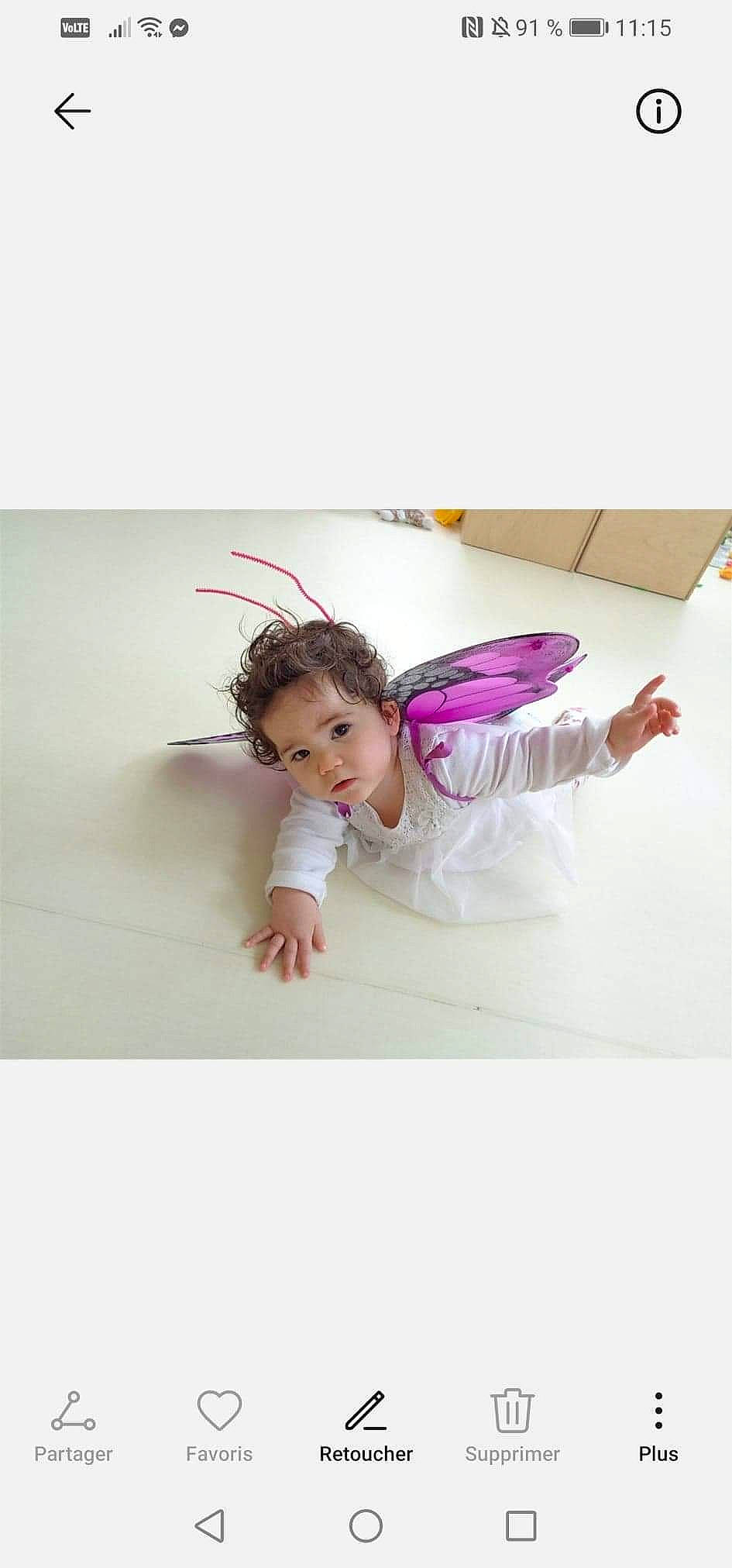 Janna a rejoint le concours — aidez-le/la à gagner de superbes lots ! baby, baby_toddler_clothing, bed, bedding, child, comfort, fashion_accessory, fashion_design, flooring, fur, gesture, happy, linens, magenta, pattern, person, purple, sleeve, t_shirt, toddler