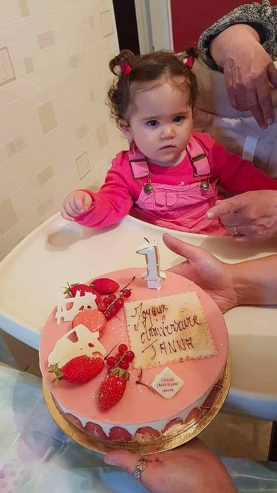 Janna a rejoint le concours — aidez-le/la à gagner de superbes lots ! baby, baby_toddler_clothing, baked_goods, cake, cake_decorating, cake_decorating_supply, cream, cuisine, dish, face, food, fruit, ingredient, person, pink, plate, recipe, strawberry, sugar_cake, tableware
