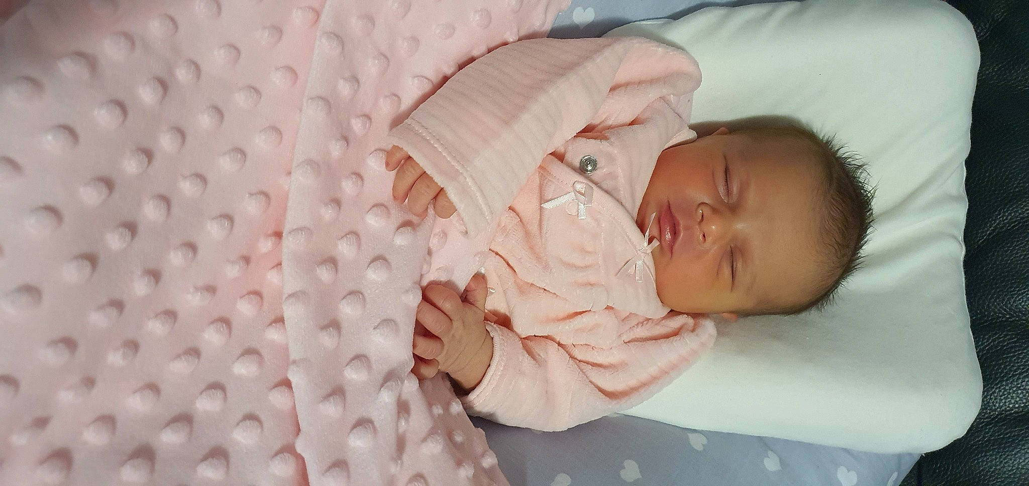 Eléna a rejoint le concours — aidez-le/la à gagner de superbes lots ! arm, baby, baby_products, baby_sleeping, baby_toddler_clothing, bedtime, cheek, child, comfort, finger, hand, linens, mouth, nose, pattern, person, product, skin, textile, thumb