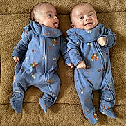 Charly participe au concours pour gagner de l'argent avec cette photo : baby, twins, blue_onesie, fox_print, carrot_print, blanket, brown, cute, smiling, tongue_out, lying_down, infant, child, happy, playful, matching_clothes, cozy, texture, portrait, indoors