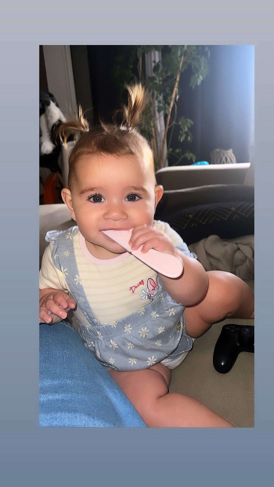 Lyanna a rejoint le concours — aidez-le/la à gagner de superbes lots ! arm, baby, baby_toddler_clothing, cheek, child, dress, eyebrow, eyelash, finger, flash_photography, gesture, happy, iris, joy, lip, nail, person, sitting, skin, sleeve