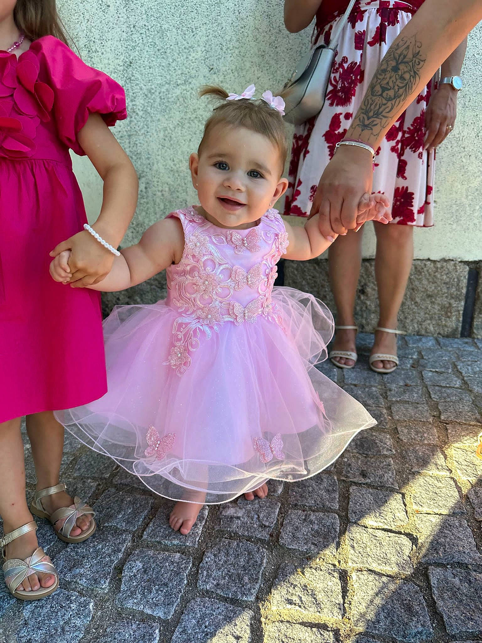 Lyanna participe au concours pour gagner de l'argent avec cette photo : baby, baby_toddler_clothing, child, costume, day_dress, dress, embellishment, event, fashion_accessory, fun, gesture, happy, joy, magenta, person, pink, purple, sandal, skin, smile