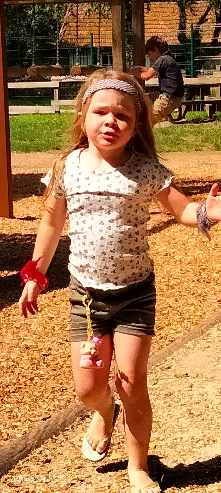 Kelya a rejoint le concours — aidez-le/la à gagner de superbes lots ! active_shorts, child, finger, fun, grass, happy, headwear, human_leg, knee, long_hair, pattern, people_in_nature, person, pink, recreation, shorts, sleeve, street_fashion, summer, t_shirt