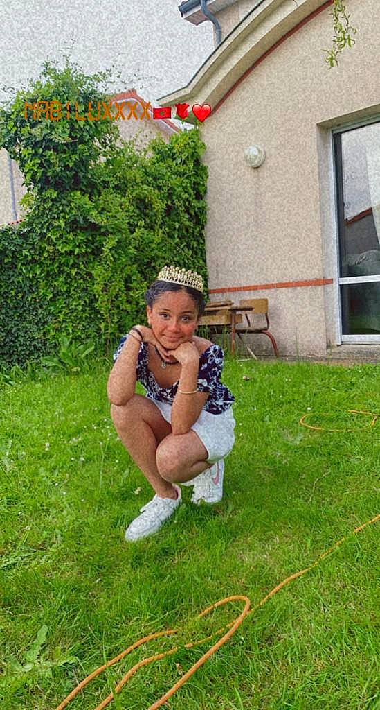 Aicha a rejoint le concours — aidez-le/la à gagner de superbes lots ! fun, garden, grass, grass_family, grassland, house, joy, lawn, leg, leisure, mammal, people_in_nature, person, plant, recreation, sandal, shorts, shrub, sneakers, toddler
