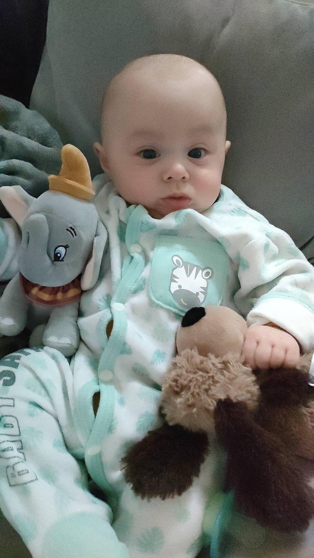 Aaron a rejoint le concours — aidez-le/la à gagner de superbes lots ! baby, baby_sleeping, baby_toddler_clothing, cheek, child, comfort, finger, fur, gesture, happy, linens, person, room, skin, stuffed_toy, textile, thumb, toddler, toy, white