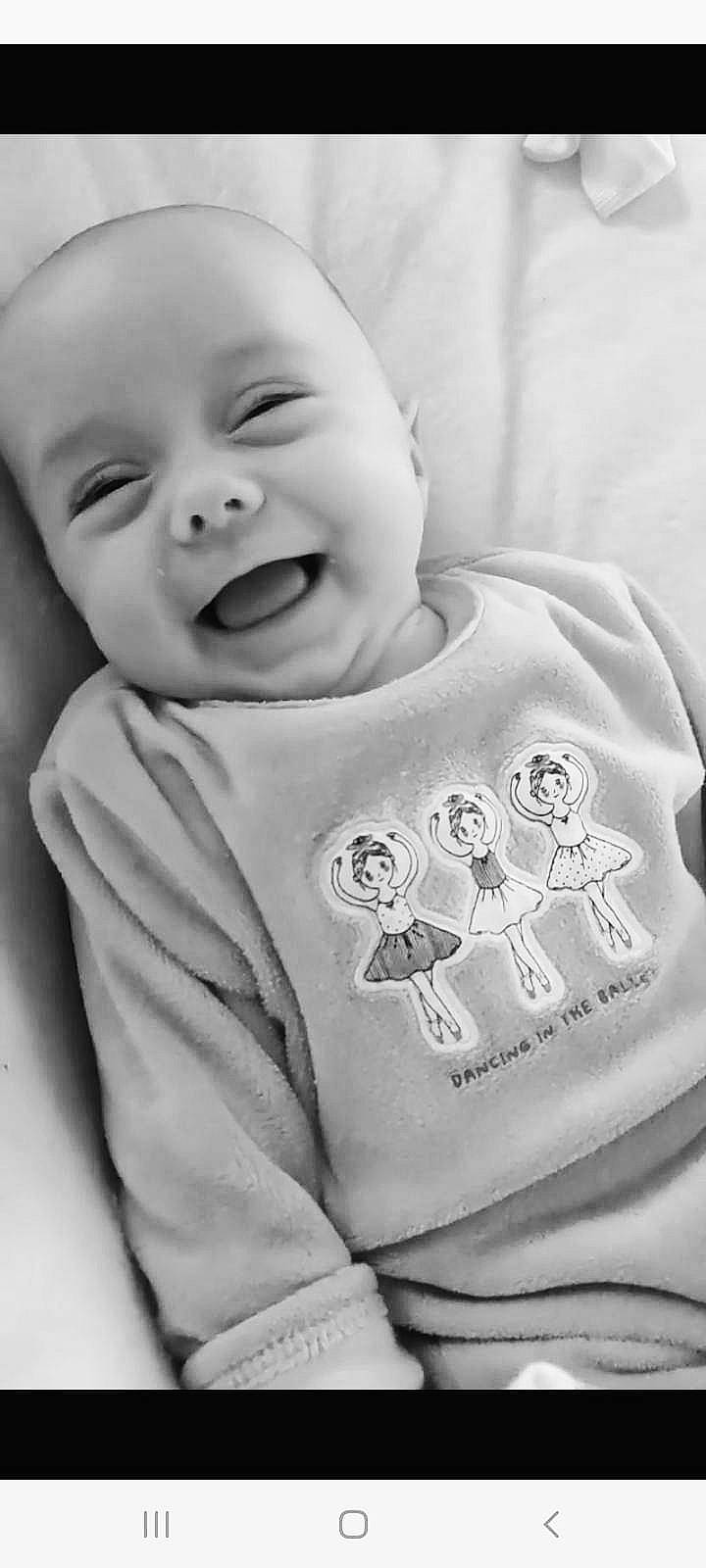 Kylie participe au concours pour gagner de l'argent avec cette photo : baby, baby_toddler_clothing, black, cheek, child, chin, comfort, eyebrow, face, happy, laugh, linens, monochrome, monochrome_photography, mouth, outerwear, person, sleeve, smile, t_shirt