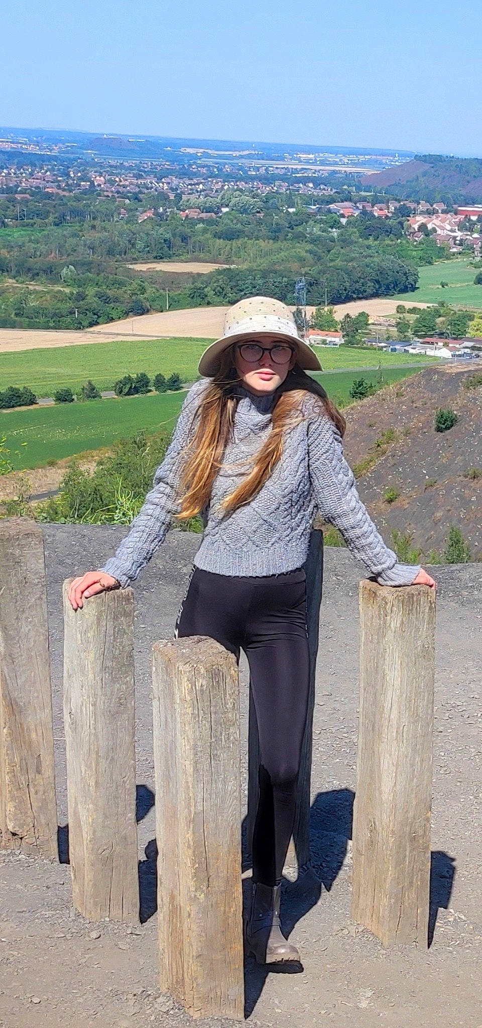 Leeloo a rejoint le concours — aidez-le/la à gagner de superbes lots ! bag, blazer, cap, denim, eyewear, glasses, hat, headgear, headwear, landscape, leisure, person, plaid, plant, sky, sleeve, standing, sunglasses, tartan, travel