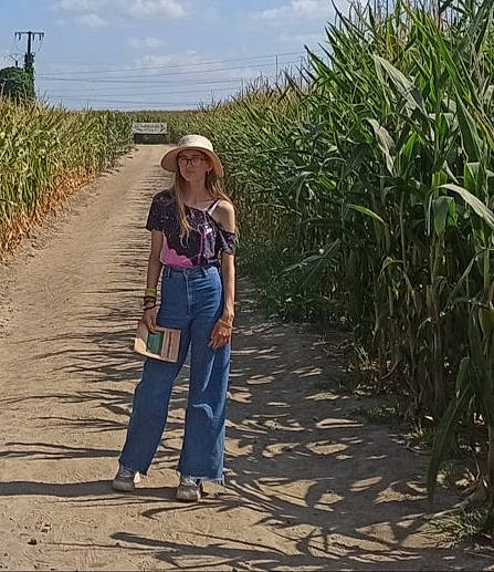 Leeloo participe au concours pour gagner de l'argent avec cette photo : agriculture, bag, cloud, denim, electric_blue, field, grass, hat, headwear, landscape, leisure, people_in_nature, person, plant, plantation, prairie, sky, soil, sunglasses, travel