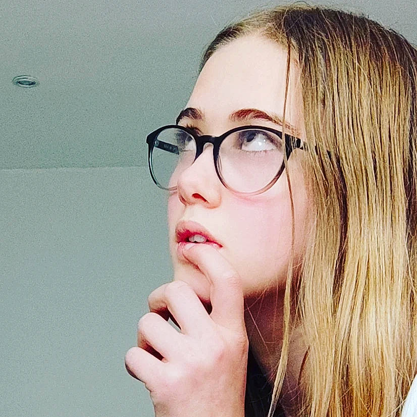 Leeloo a rejoint le concours — aidez-le/la à gagner de superbes lots ! black_hair, cheek, ear, eyebrow, eyelash, eyewear, face, finger, flash_photography, gesture, glasses, hair, happy, jaw, lip, mouth, neck, nose, person, shoulder