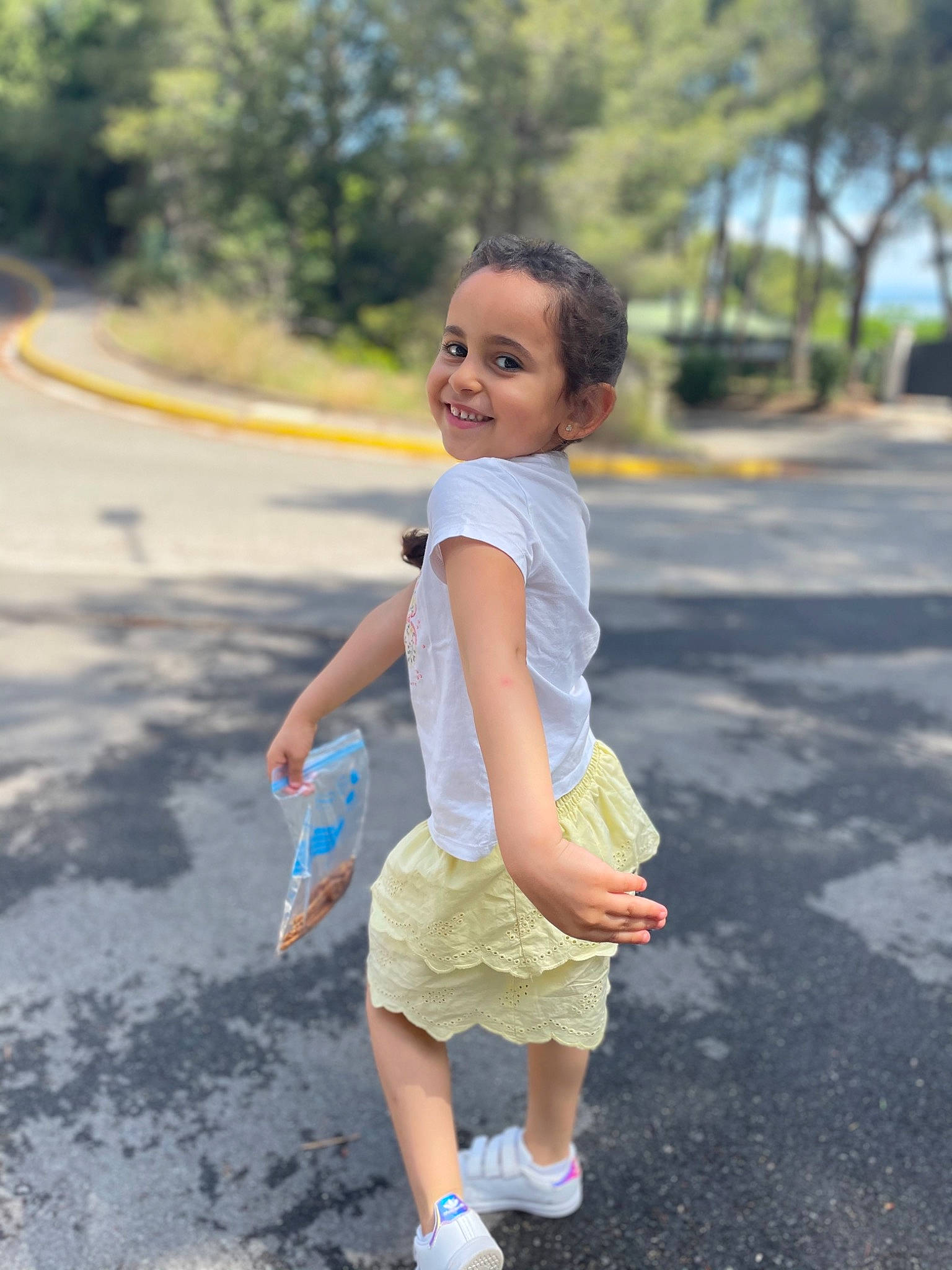 Mila participe au concours pour gagner de l'argent avec cette photo : arm, asphalt, daytime, fun, gesture, grass, hand, happy, joy, leaf, leisure, people_in_nature, person, plant, road_surface, shorts, smile, summer, sunlight, t_shirt