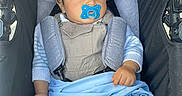 Haroun participe au concours pour gagner de l'argent avec cette photo : baby, pacifier, stroller, blanket, child, infant, clothing, blue, seat, straps, cute, comfort, portrait, outdoor, person, head, face, hand, young, rest