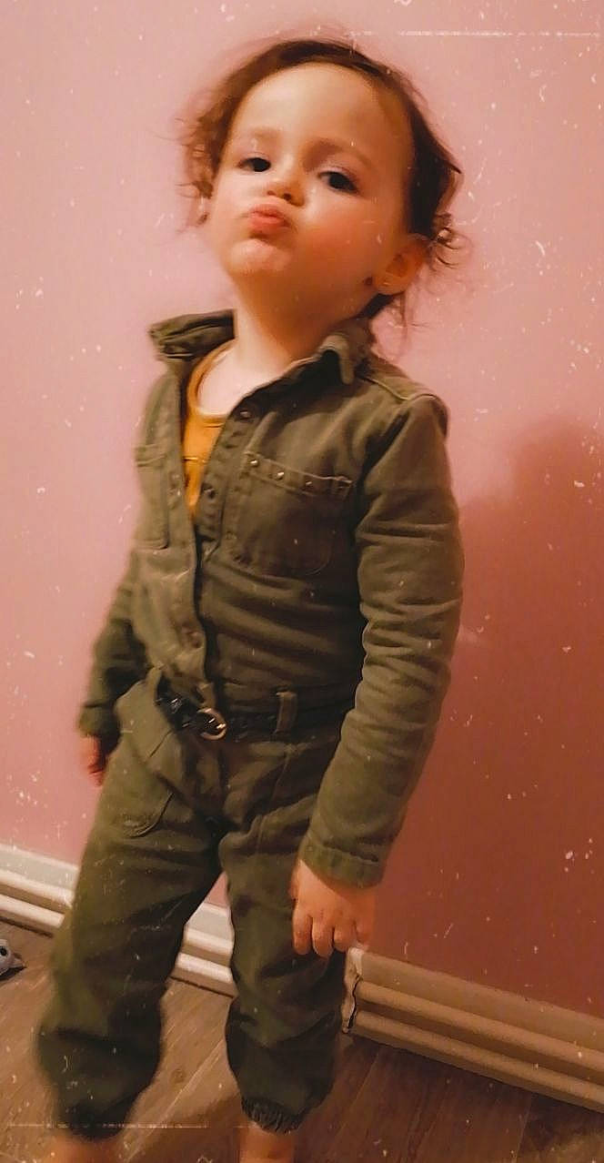 Jade participe au concours pour gagner de l'argent avec cette photo : baby_toddler_clothing, button, cheek, chin, collar, dress_shirt, face, fashion_design, happy, joint, lip, long_hair, neck, pattern, person, pink, skin, sleeve, standing, toddler