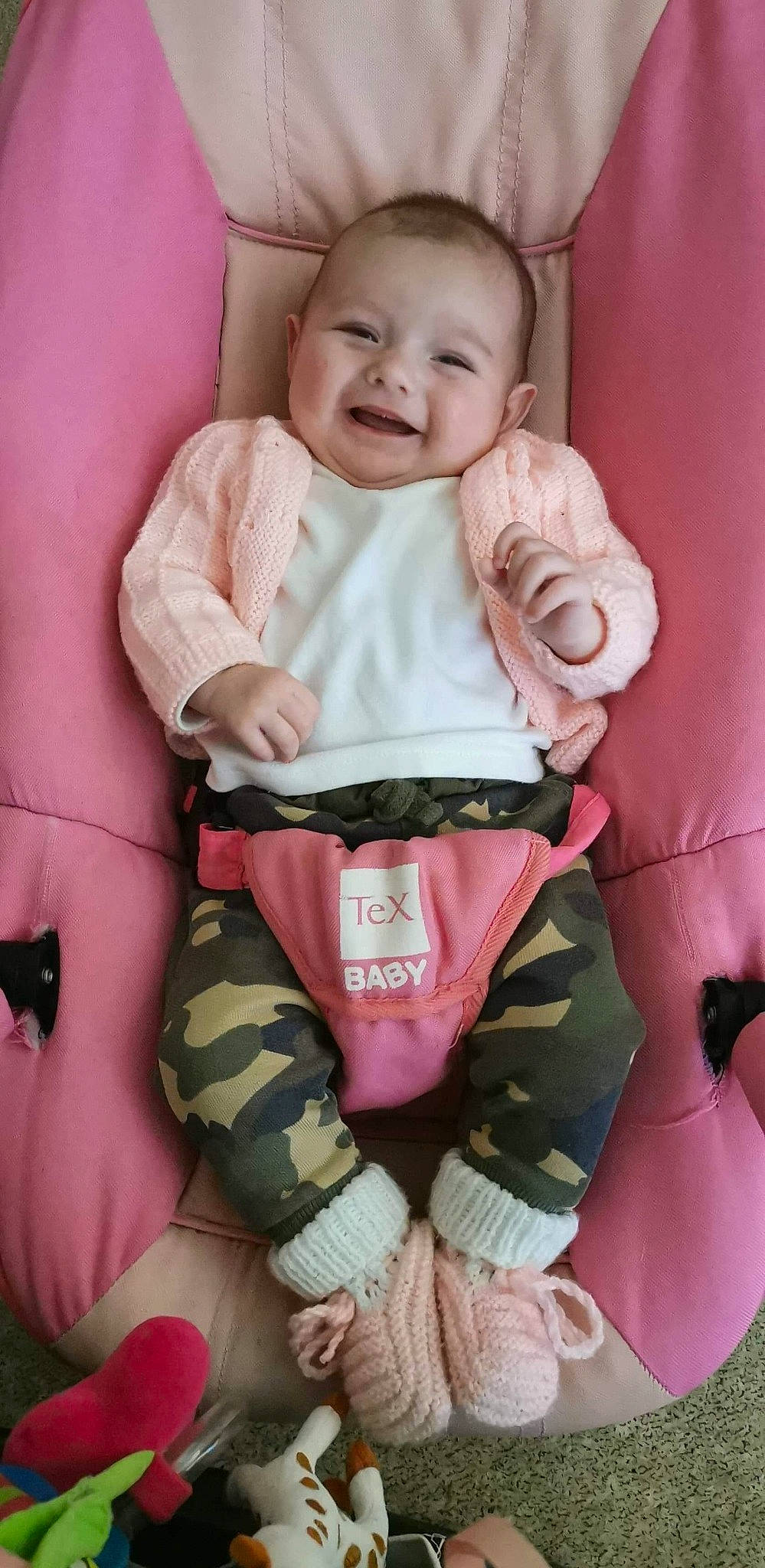 Inaya participe au concours pour gagner de l'argent avec cette photo : baby, baby_products, baby_toddler_clothing, cheek, child, person, pink, product, sitting, toddler