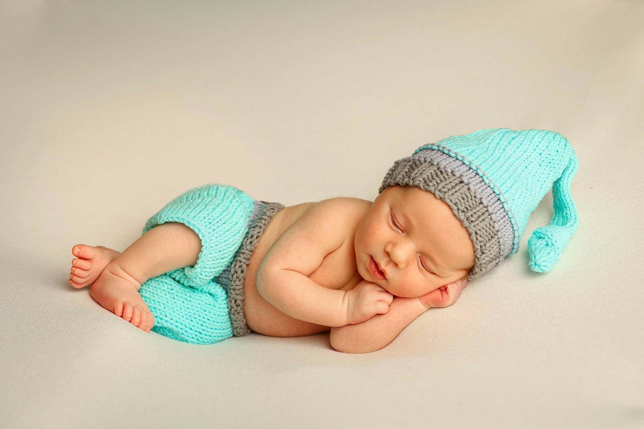 Côme participe au concours pour gagner de l'argent avec cette photo : art, baby, baby_products, baby_sleeping, baby_toddler_clothing, beanie, child, comfort, fashion_accessory, finger, foot, grass, hand, headband, headgear, headwear, pattern, person, sitting, skin
