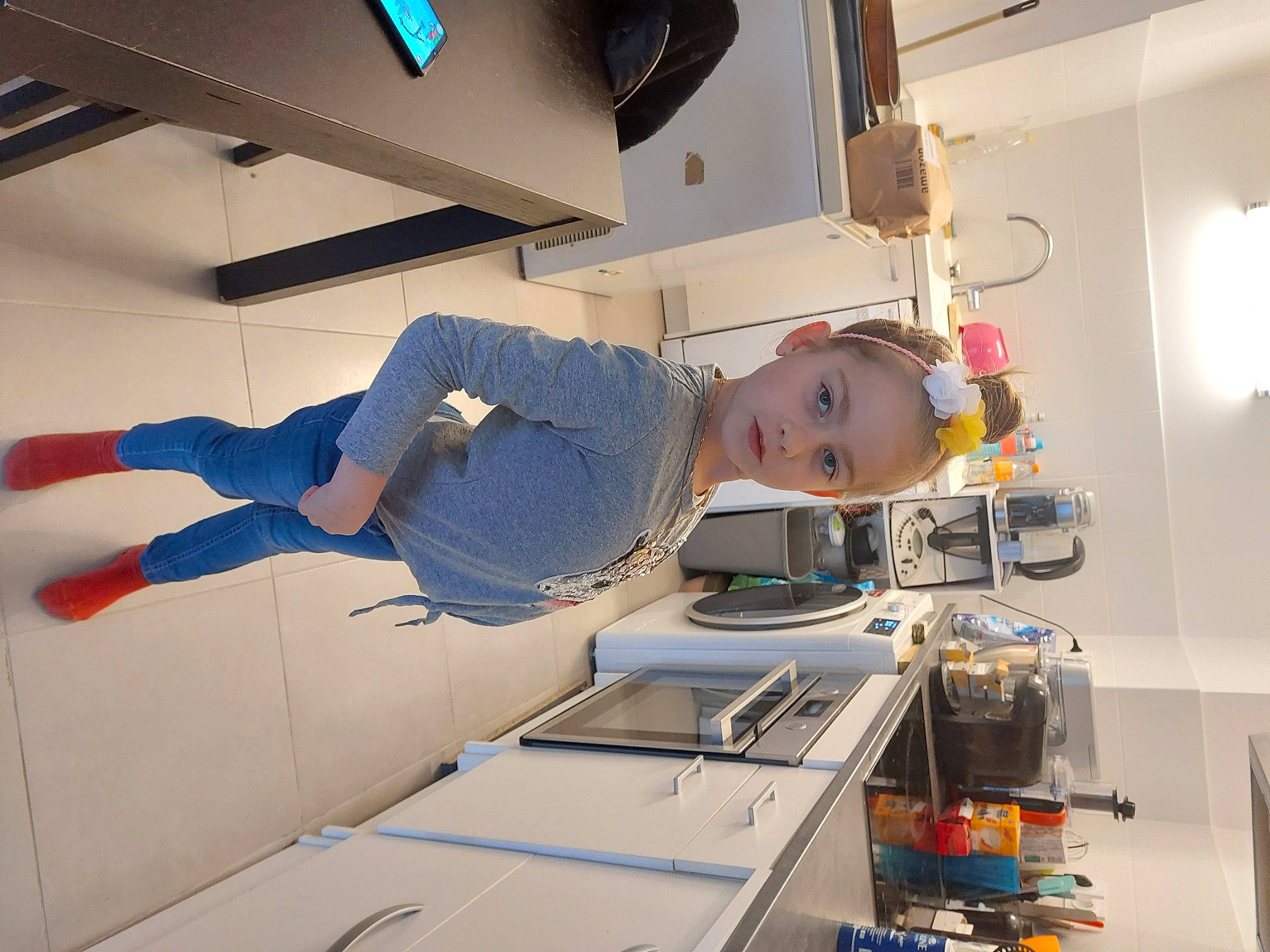 Melody a rejoint le concours — aidez-le/la à gagner de superbes lots ! aerospace_engineering, baby, building, ceiling, child, clinic, comfort, elbow, engineering, hat, health_care, hospital, human_leg, knee, machine, medical_equipment, person, room, service, space