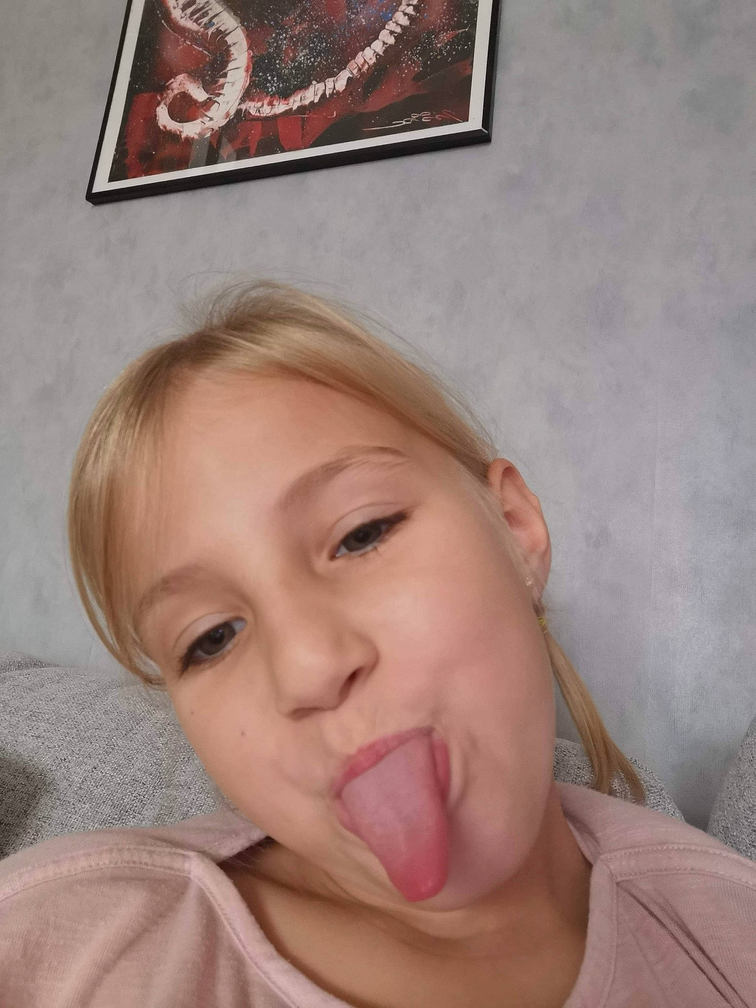 Juliana participe au concours pour gagner de l'argent avec cette photo : brown_hair, cheek, child, comfort, ear, eye, eyelash, forehead, gesture, happy, iris, jaw, lip, mouth, no_expression, nose, person, picture_frame, rectangle, selfie