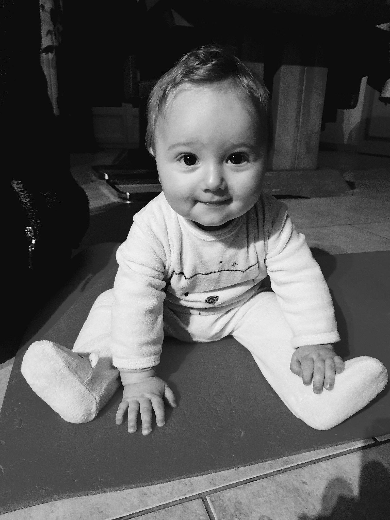 Lyam participe au concours pour gagner de l'argent avec cette photo : arm, baby, black, black_and_white, cheek, child, eye, face, facial_expression, fun, head, joy, monochrome, monochrome_photography, person, photograph, photography, sitting, smile, snapshot