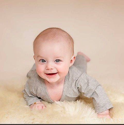 Paul a rejoint le concours — aidez-le/la à gagner de superbes lots ! baby, baby_toddler_clothing, cheek, child, collar, comfort, flash_photography, flooring, fur, gesture, happy, iris, joy, nose, person, sitting, skin, sleeve, smile, t_shirt