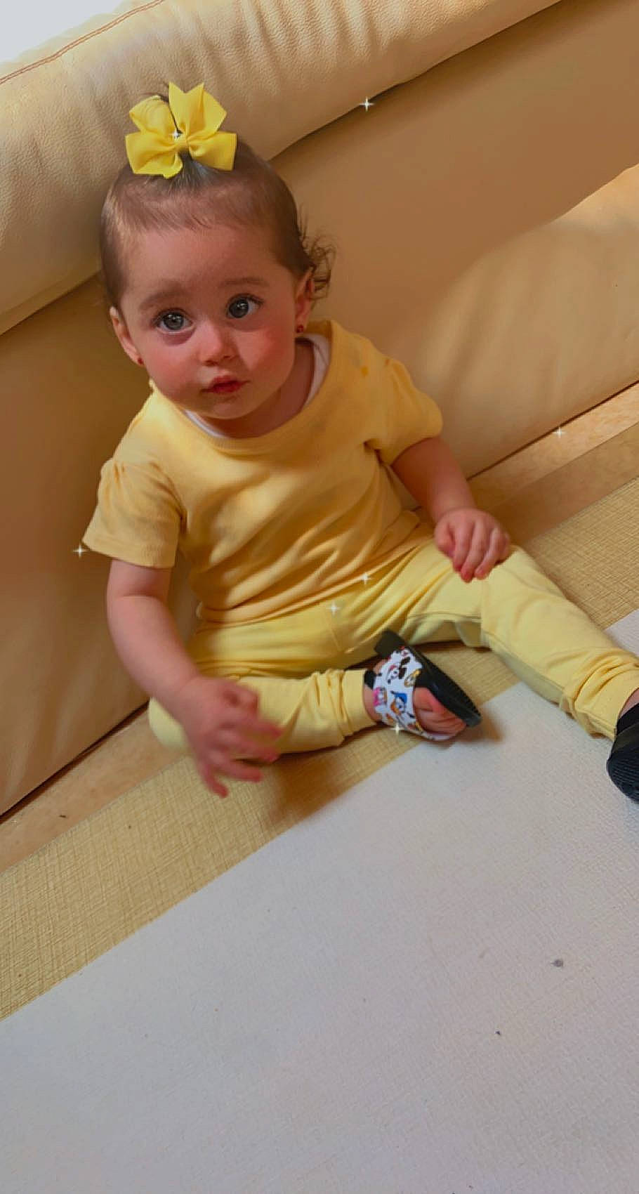 Hermossa participe au concours pour gagner de l'argent avec cette photo : baby, baby_toddler_clothing, cheek, child, comfort, elbow, floor, flooring, hairstyle, headpiece, human_leg, iris, knee, neck, person, pink, skin, sleeve, standing, surprise