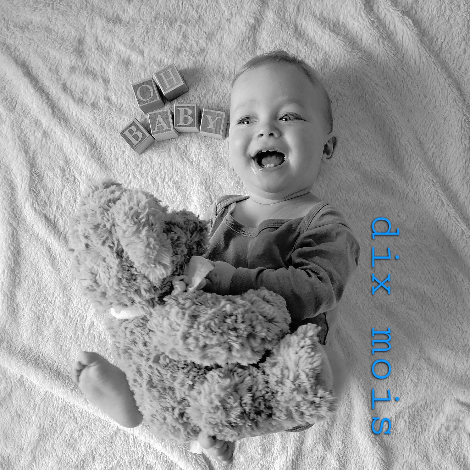 Victor a rejoint le concours — aidez-le/la à gagner de superbes lots ! baby, teddy_bear, blocks, blanket, smiling, infant, toy, black_and_white, happy, child, soft_texture, clothing, portrait, lying_down, cute, playful, young_child, monochrome, expression, feet