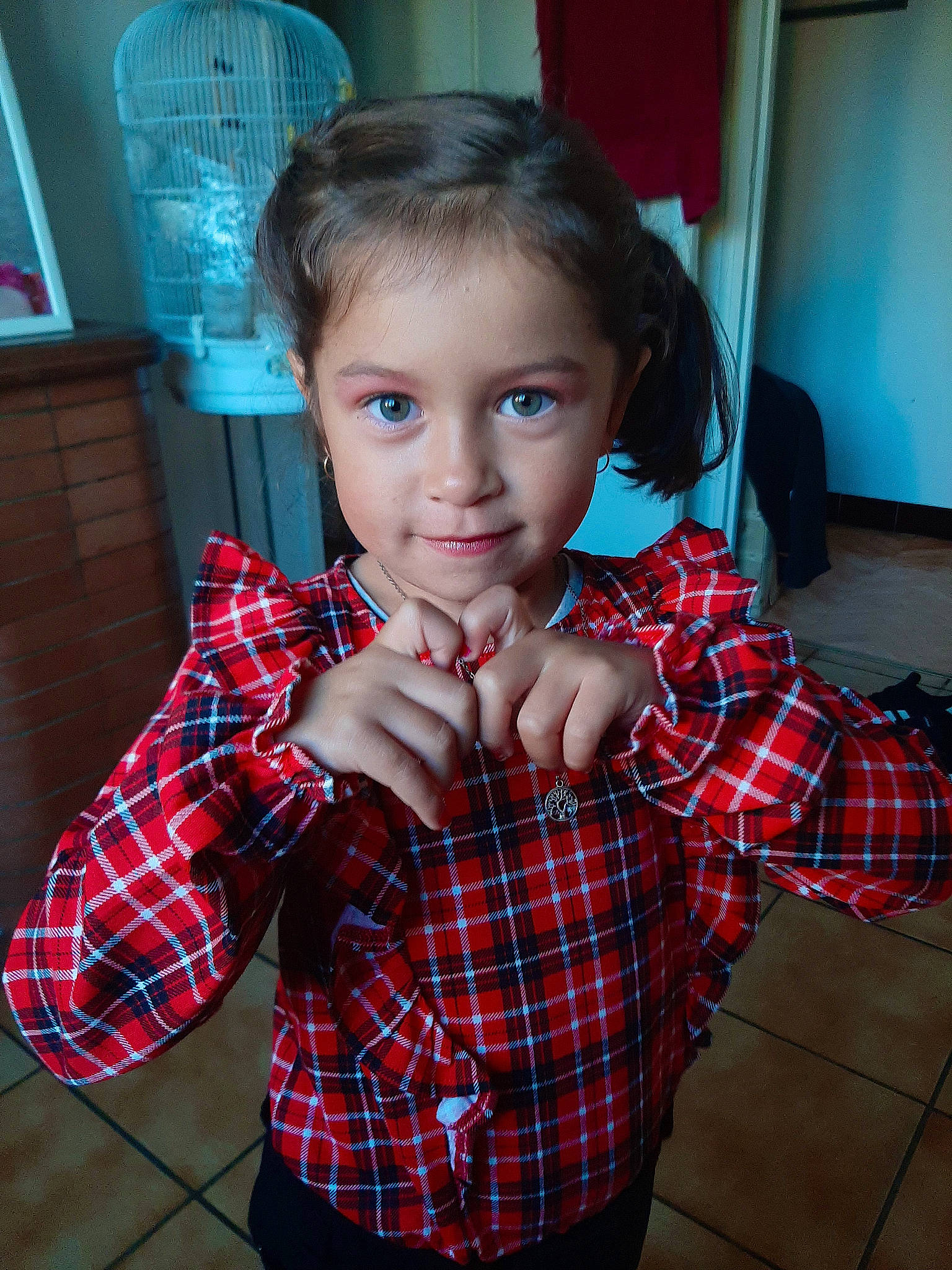 Auriana a rejoint le concours — aidez-le/la à gagner de superbes lots ! baby_toddler_clothing, chair, child, collar, dress_shirt, finger, flooring, fun, hand, holiday, joy, pattern, person, plaid, red, room, sitting, sleeve, sock, tartan