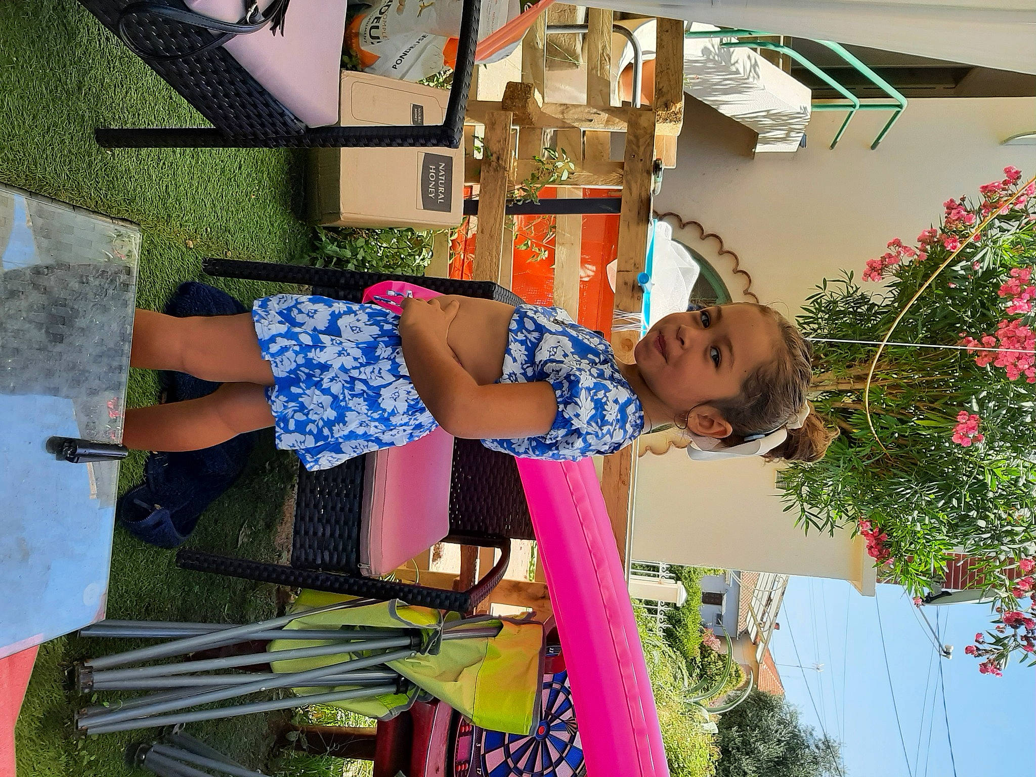 Auriana participe au concours pour gagner de l'argent avec cette photo : building, flower, fun, leisure, magenta, pattern, person, photograph, plant, pole, sky, smile, snapshot, summer, t_shirt, textile, travel, tree, visual_arts, yellow