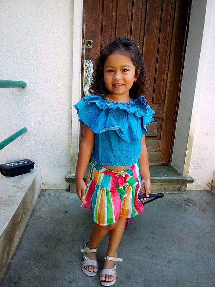 Auriana a rejoint le concours — aidez-le/la à gagner de superbes lots ! azure, baby_toddler_clothing, child, door, electric_blue, eye, fashion_design, hair, happy, human_leg, joy, magenta, neck, pattern, person, shoulder, sleeve, smile, standing, t_shirt