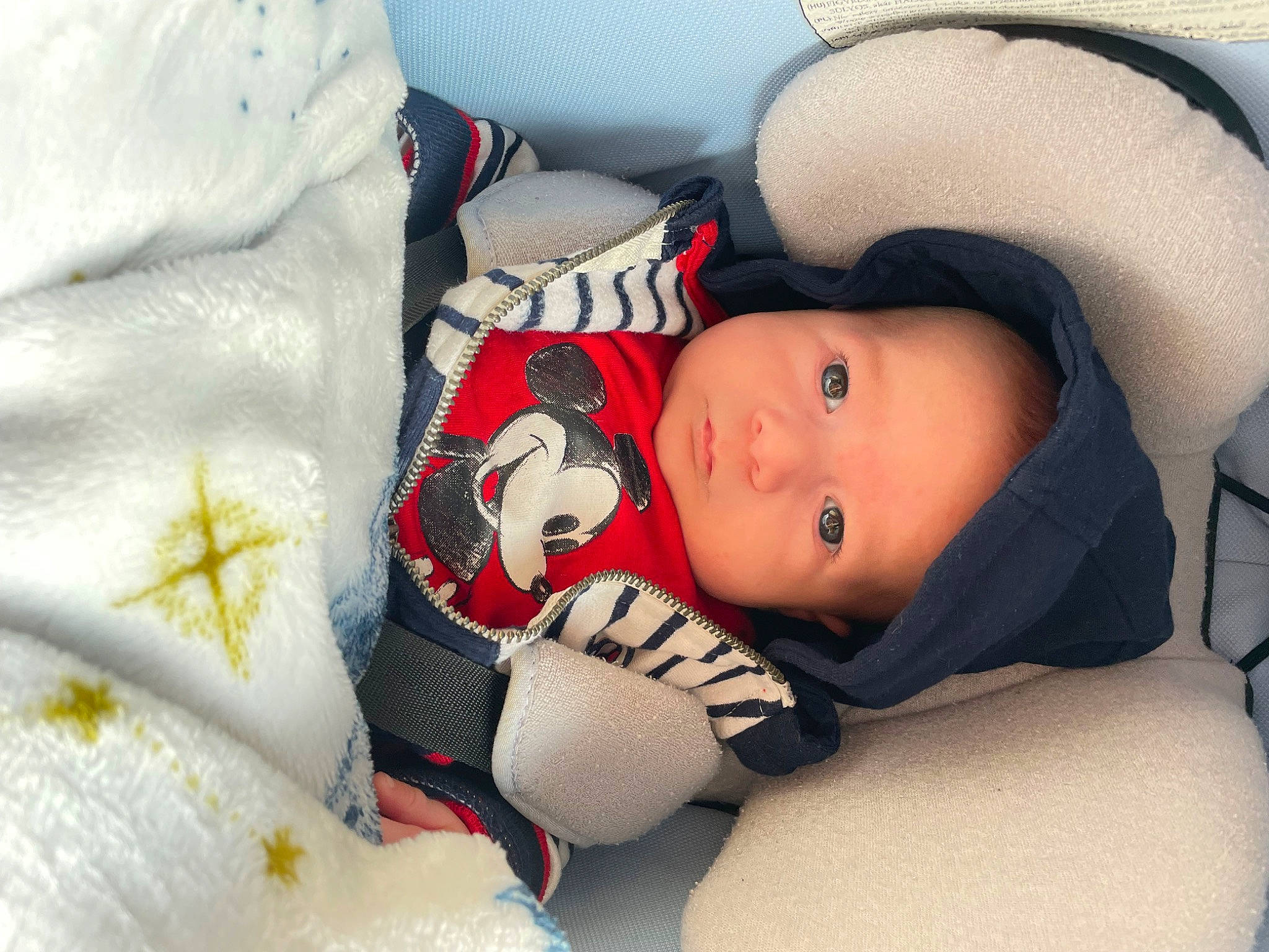 Aarón participe au concours pour gagner de l'argent avec cette photo : baby, baby_carriage, baby_products, baby_sleeping, baby_toddler_clothing, bedtime, car_seat, carmine, child, comfort, finger, hand, headwear, linens, nap, person, sitting, skin, textile, toddler