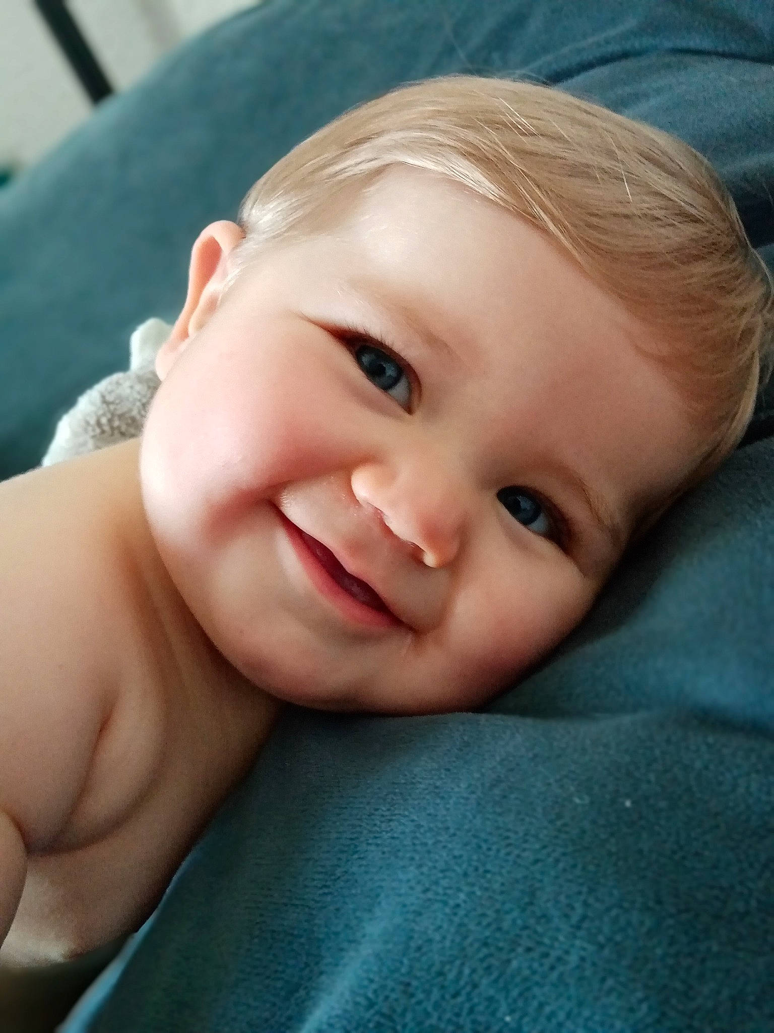 Tyméa participe au concours pour gagner de l'argent avec cette photo : azure, baby, cheek, child, chin, close_up, comfort, eye, eyebrow, eyelash, forehead, happy, human_body, iris, joy, lip, neck, nose, person, skin