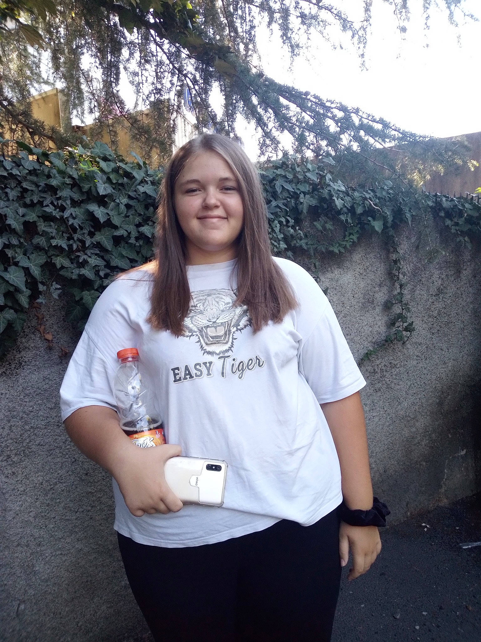 Jade a rejoint le concours — aidez-le/la à gagner de superbes lots ! electric_blue, flash_photography, fun, grass, grey, hair, happy, jewellery, joy, knee, leisure, long_hair, person, recreation, sky, sleeve, smile, sportswear, t_shirt, top