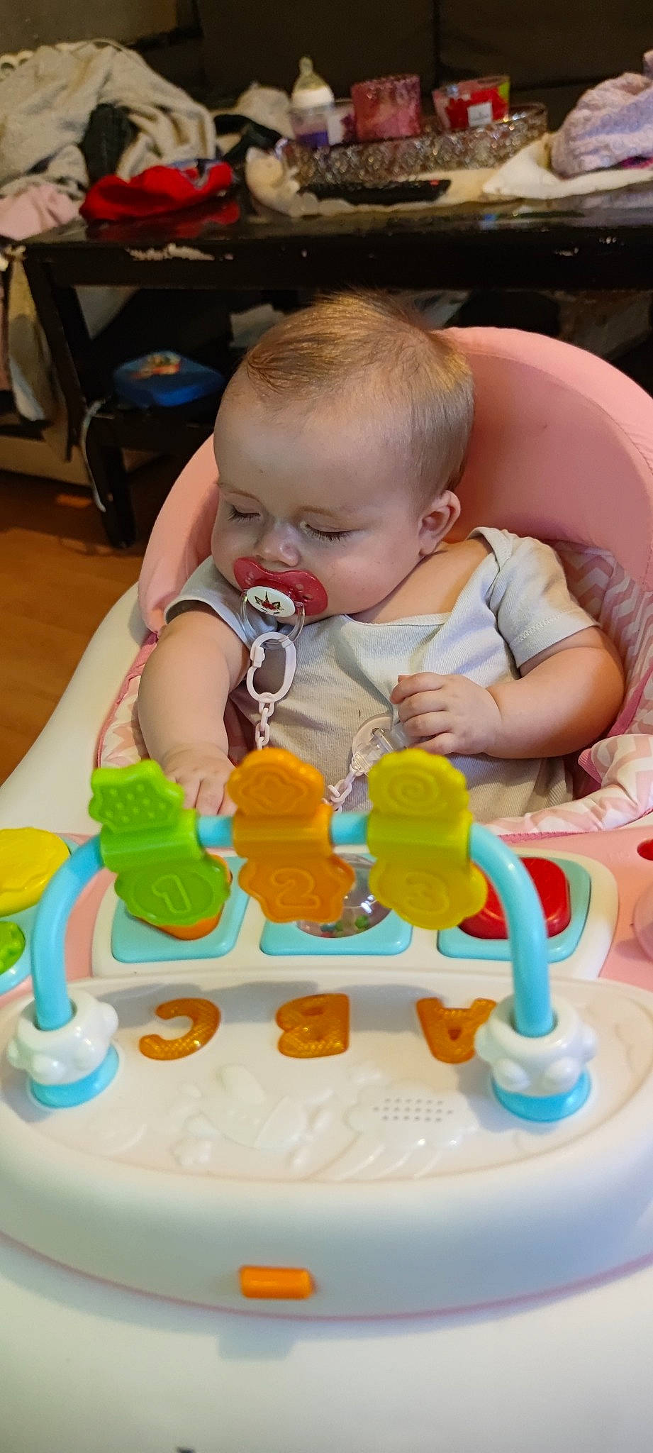 Lindsay a rejoint le concours — aidez-le/la à gagner de superbes lots ! baby, baby_mobile, baby_products, baby_toddler_clothing, baked_goods, birthday_cake, cake, cake_decorating, cake_decorating_supply, chair, child, dessert, event, fun, icing, leisure, person, sharing, toddler, toy