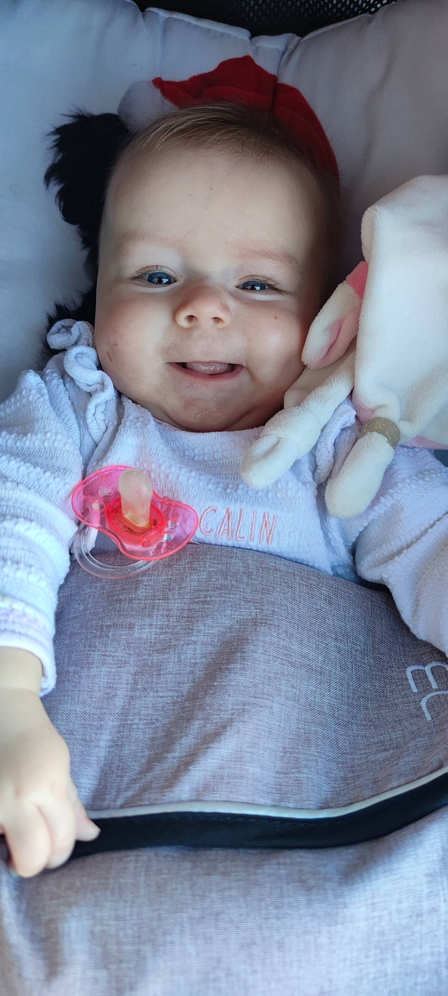 Lindsay a rejoint le concours — aidez-le/la à gagner de superbes lots ! arm, baby, baby_toddler_clothing, cheek, chin, dress, eye, finger, iris, lip, mouth, neck, nose, organ, person, pink, skin, sleeve, smile, textile