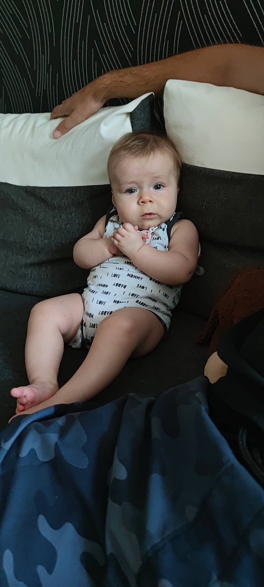 Lindsay a rejoint le concours — aidez-le/la à gagner de superbes lots ! arm, baby, baby_toddler_clothing, cheek, comfort, dress, eye, finger, flash_photography, hand, human_body, iris, joint, lap, leg, neck, person, skin, sleeve, thigh