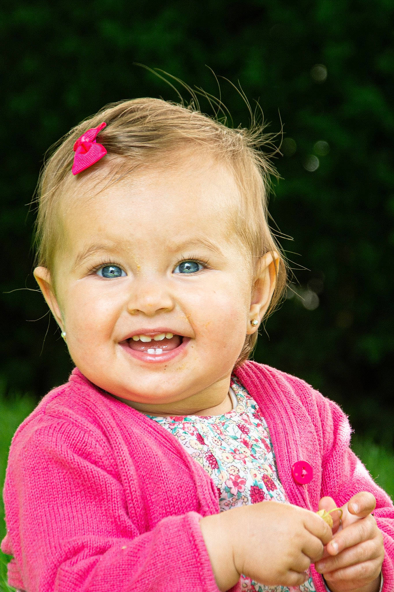 Carla a rejoint le concours — aidez-le/la à gagner de superbes lots ! arm, baby, baby_toddler_clothing, cheek, clothing, eye, face, gesture, grass, happy, iris, joy, lip, nose, organ, people_in_nature, person, pink, skin, smile