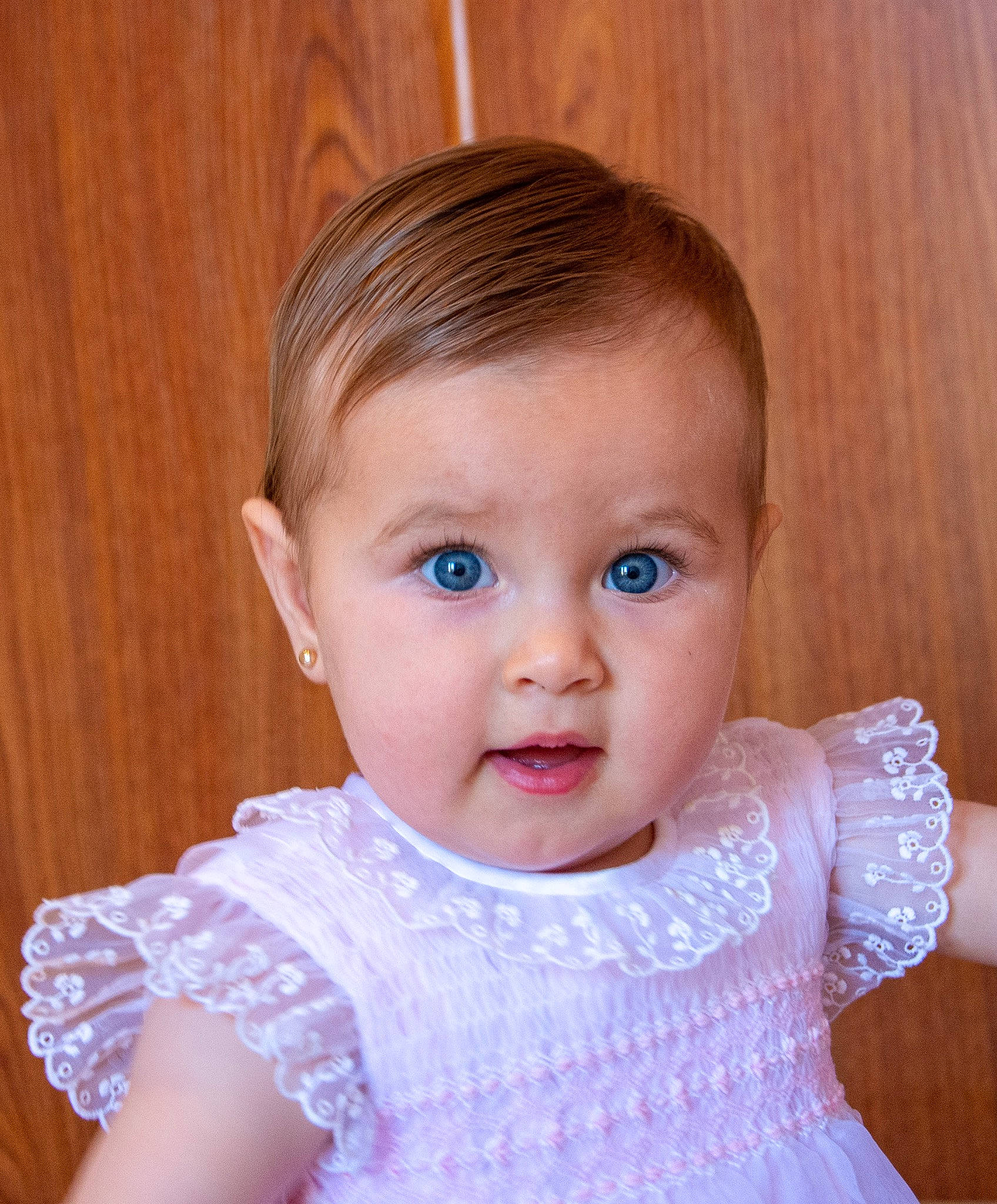 Carla a rejoint le concours — aidez-le/la à gagner de superbes lots ! baby_toddler_clothing, cheek, dress, ear, eye, eyebrow, eyelash, face, gesture, hair, hairstyle, head, iris, lip, neck, nose, outerwear, person, shoulder, skin