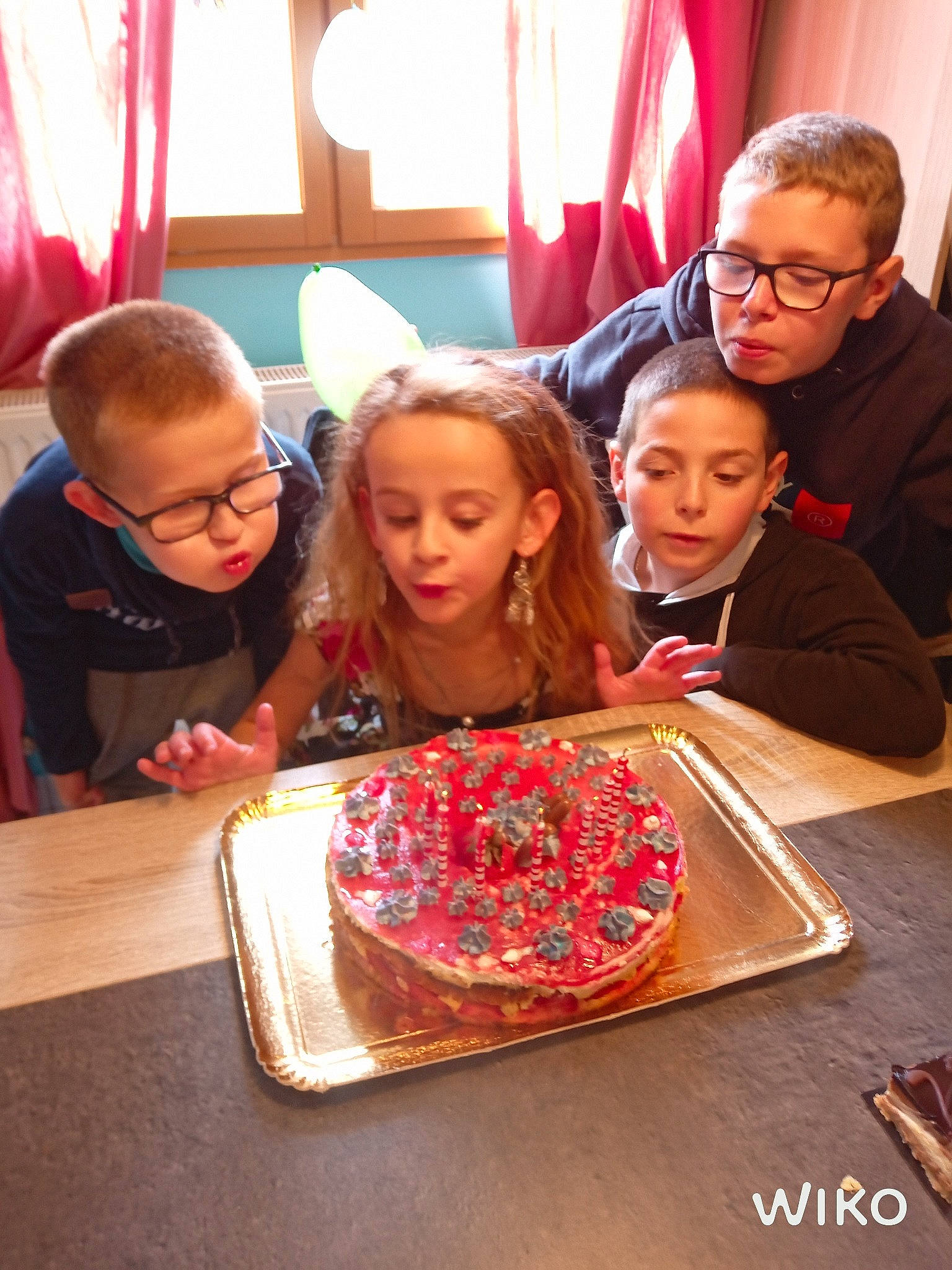 Noelie a rejoint le concours — aidez-le/la à gagner de superbes lots ! baked_goods, birthday, birthday_cake, cake, cake_decorating, child, cuisine, dessert, dish, eating, event, family, food, icing, party, person, sweetness, torte