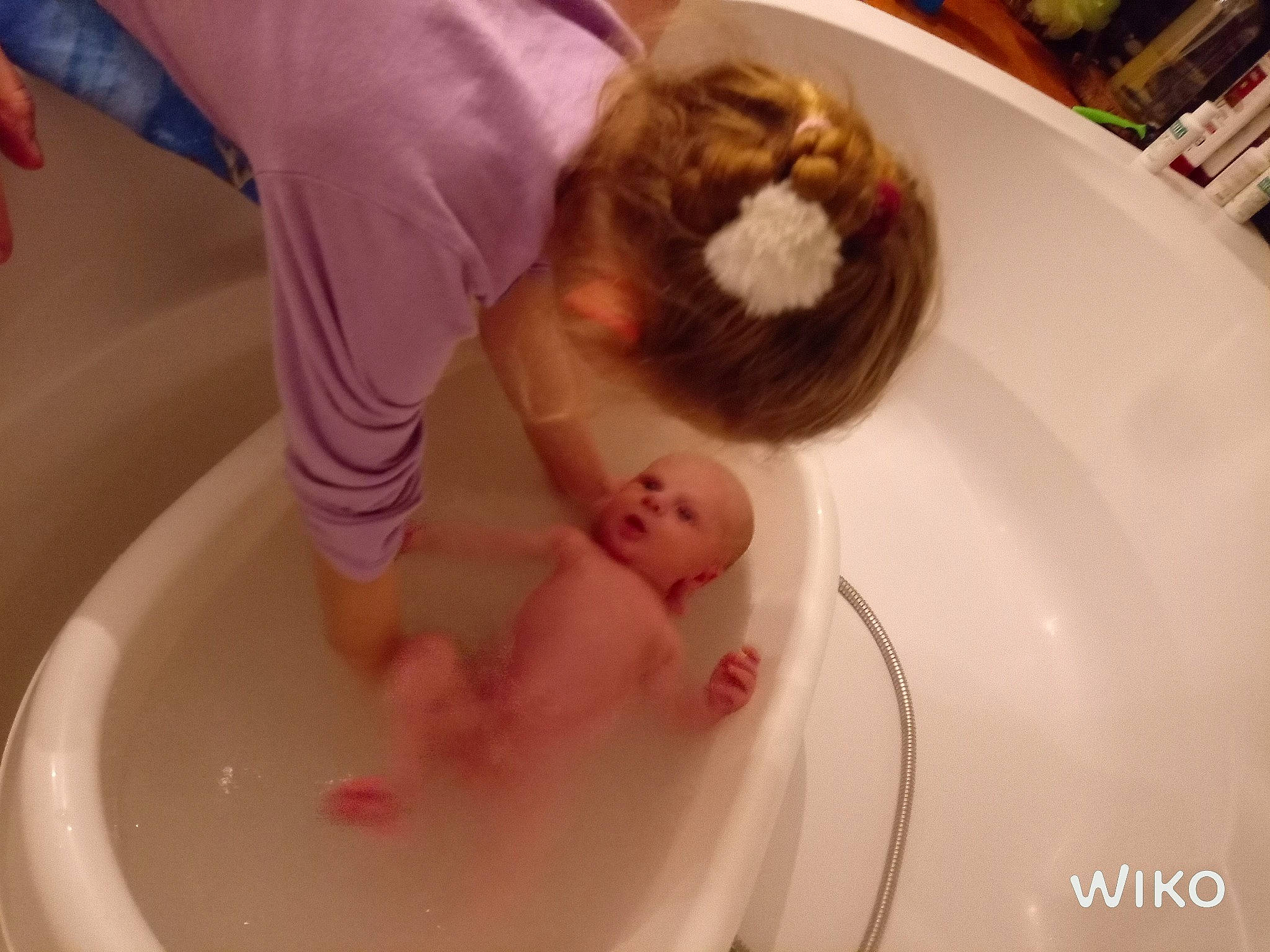 Noelie a rejoint le concours — aidez-le/la à gagner de superbes lots ! baby, bathing, bathtub, birth, child, person, pink, toddler, washing