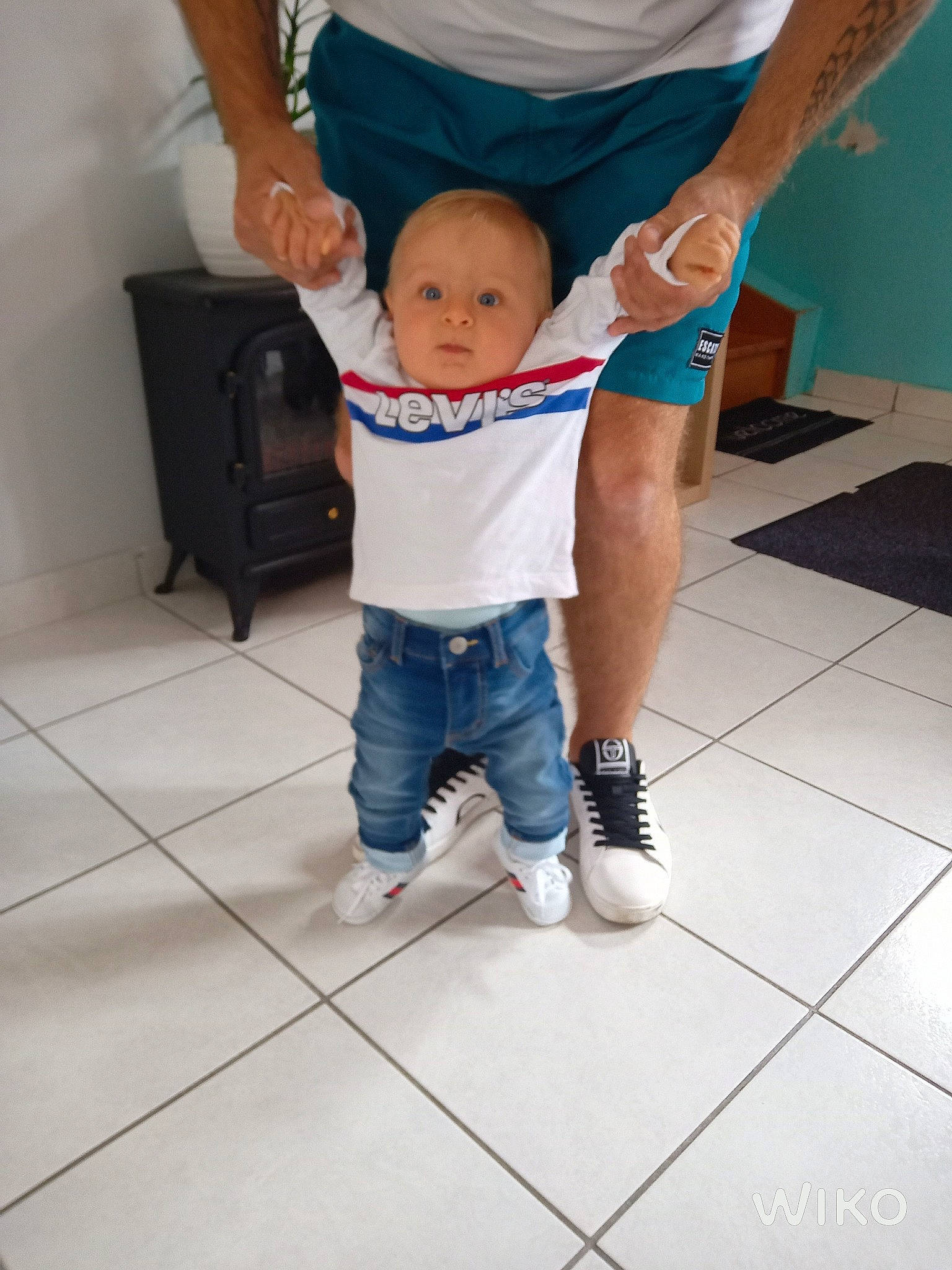 Noé a rejoint le concours — aidez-le/la à gagner de superbes lots ! baby, cheek, child, floor, flooring, fun, happy, jeans, leg, person, play, shoe, skin, smile, standing, t_shirt, toddler, vacation
