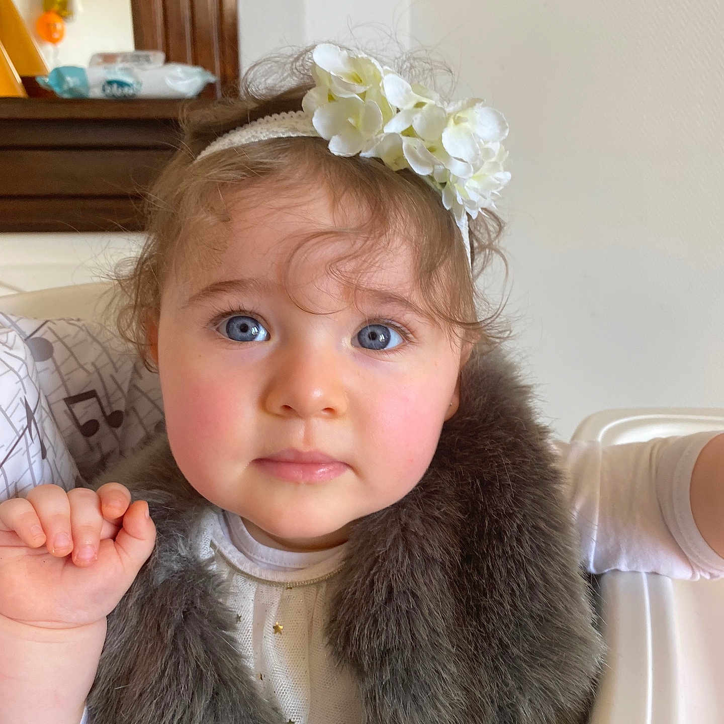 Helena participe au concours pour gagner de l'argent avec cette photo : accessories, baby, bodypart, clothing, costume, couch, face, finger, flower, flowerarrangement, flowerbouquet, furniture, hand, head, jewelry, person, petal, photography, plant, portrait