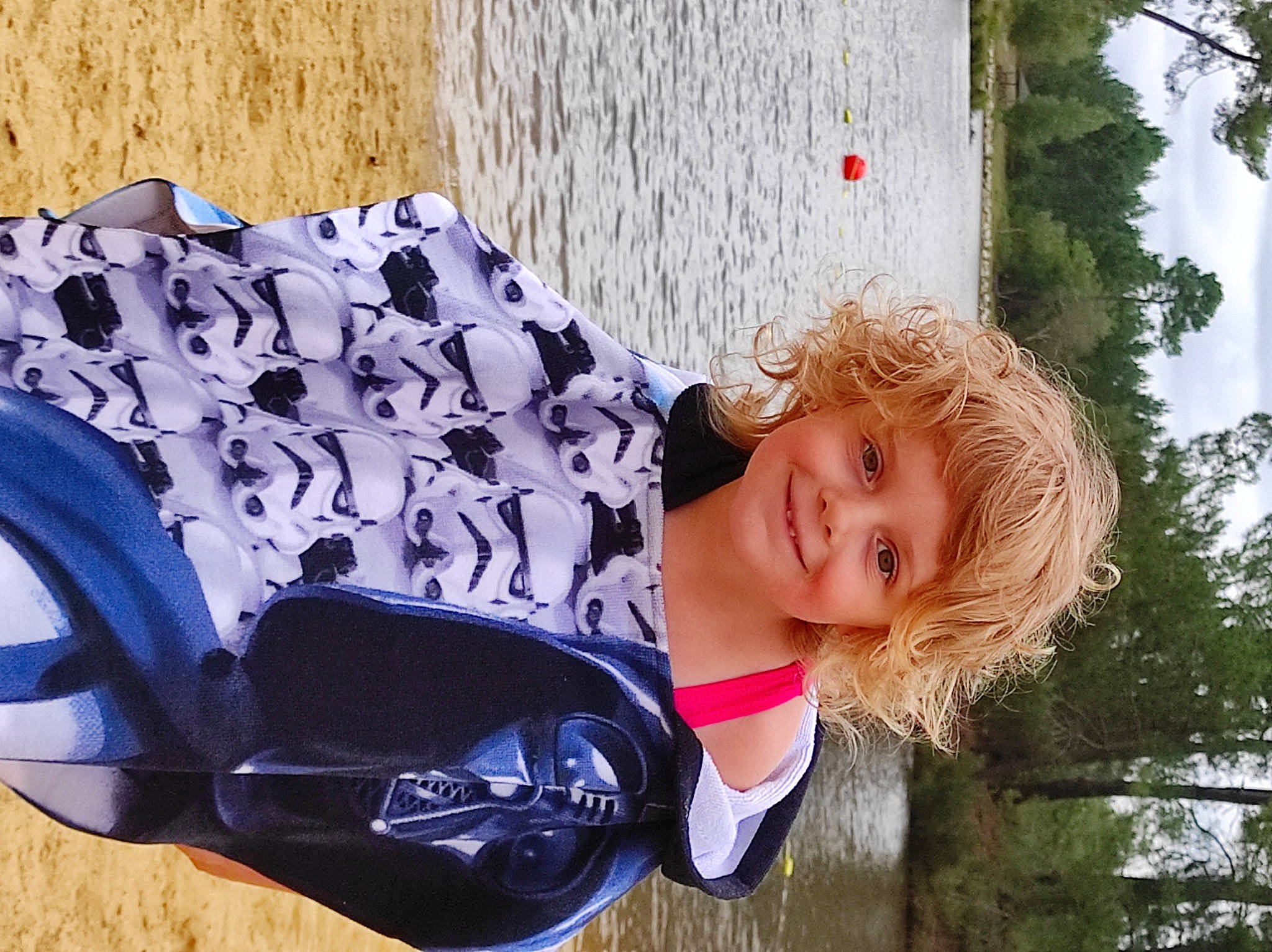 Perrine participe au concours pour gagner de l'argent avec cette photo : arm, child, electric_blue, eyewear, fun, grass, happy, joy, leisure, people_in_nature, person, plant, play, recreation, sitting, smile, spring, toddler, tree, water