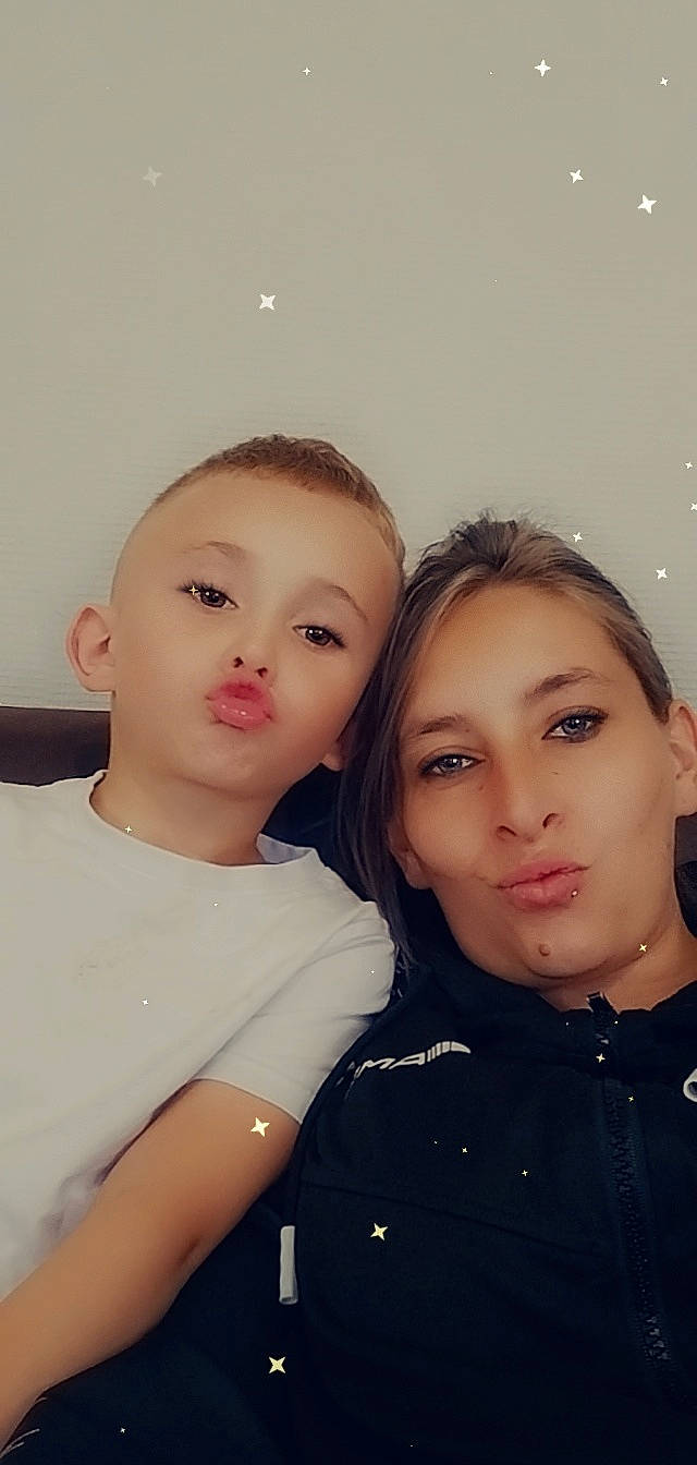 Ryan participe au concours pour gagner de l'argent avec cette photo : brown_hair, cheek, child, event, eye, eyelash, face, fashion_design, flash_photography, fun, gesture, happy, iris, jewellery, lip, long_hair, nose, person, portrait_photography, selfie